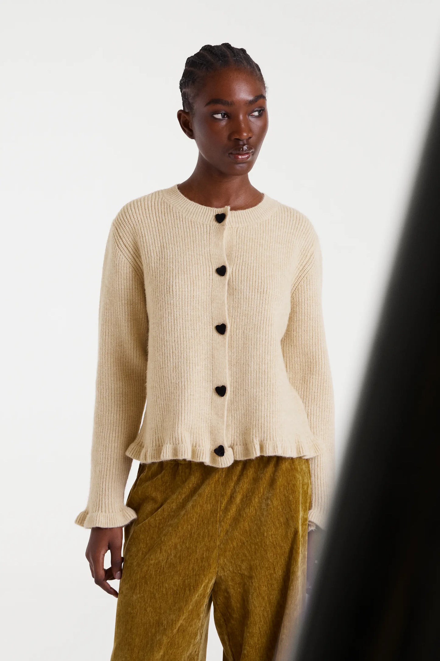 Cárdigan punto beige con detalle de corazones