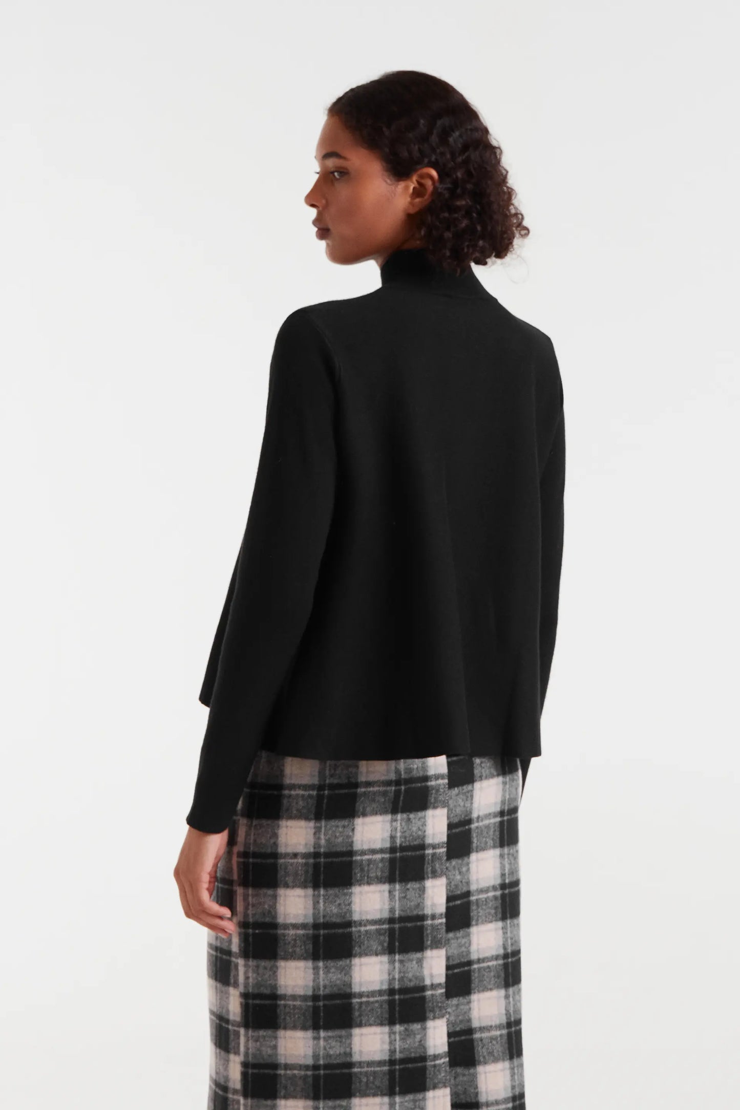 Maglione nero a collo alto svasato