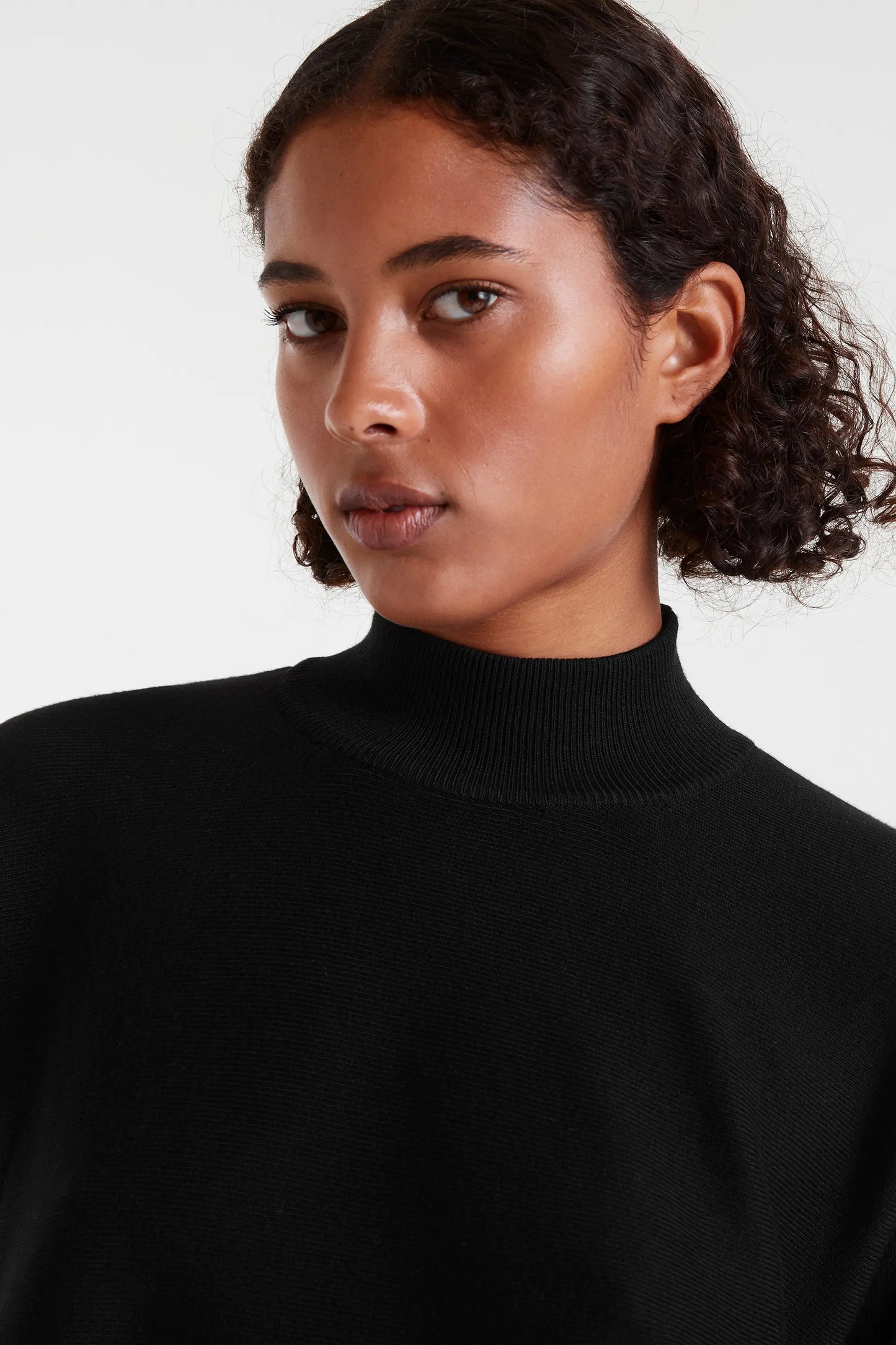 Maglione nero a collo alto svasato