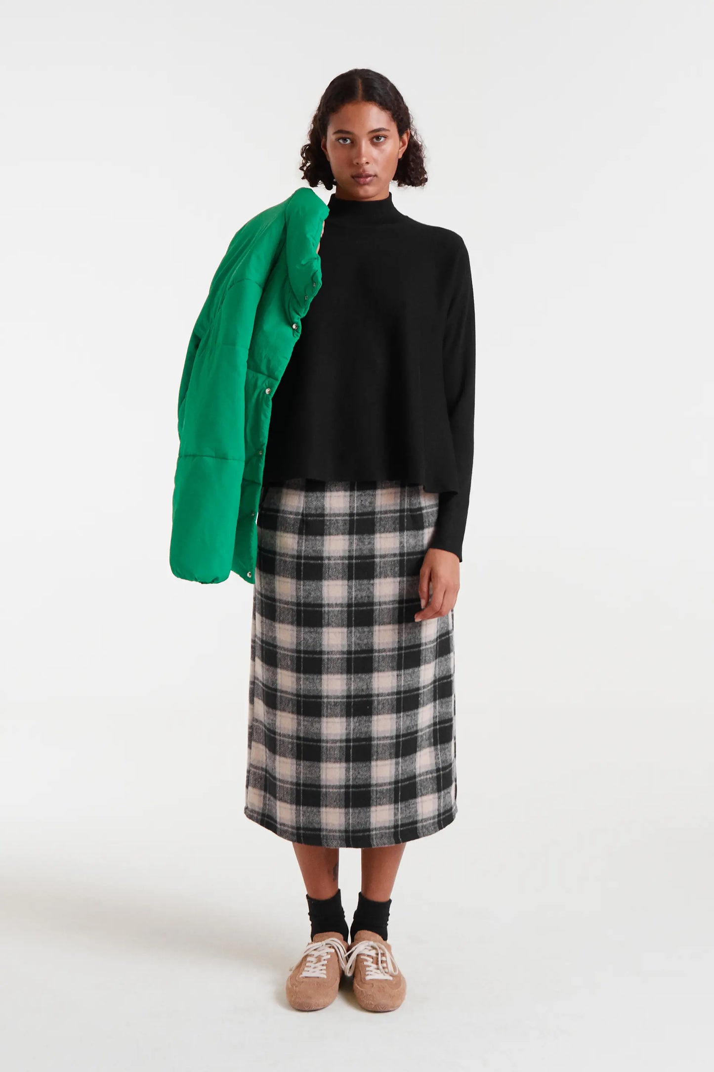 Maglione nero a collo alto svasato