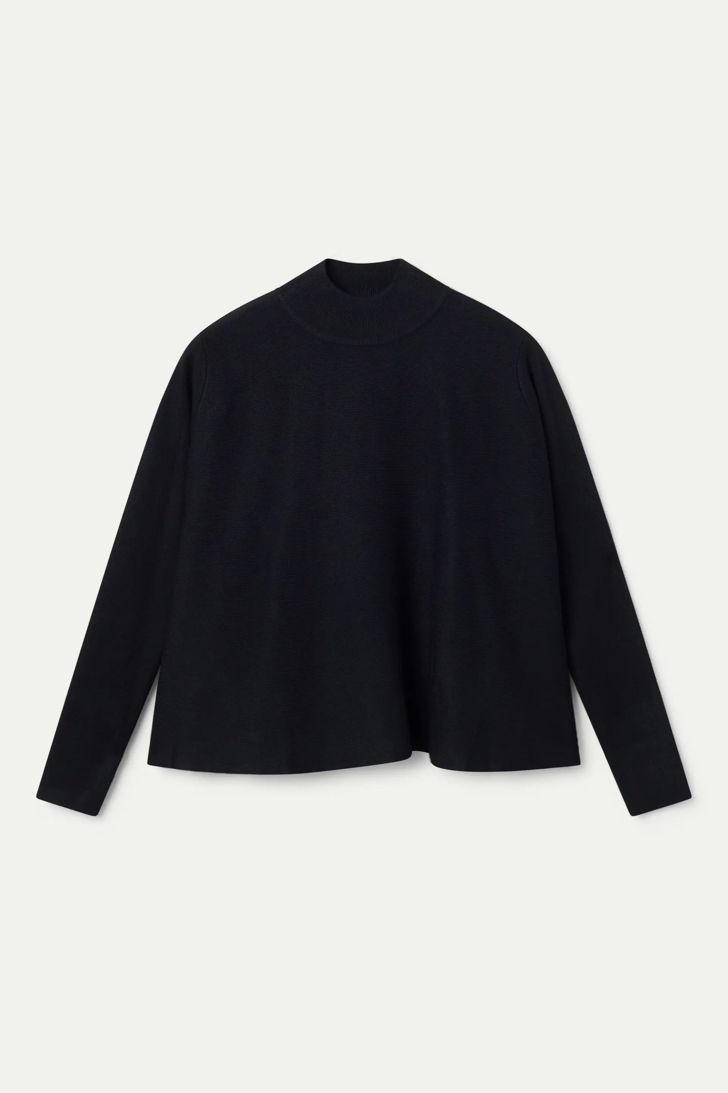 Maglione nero a collo alto svasato