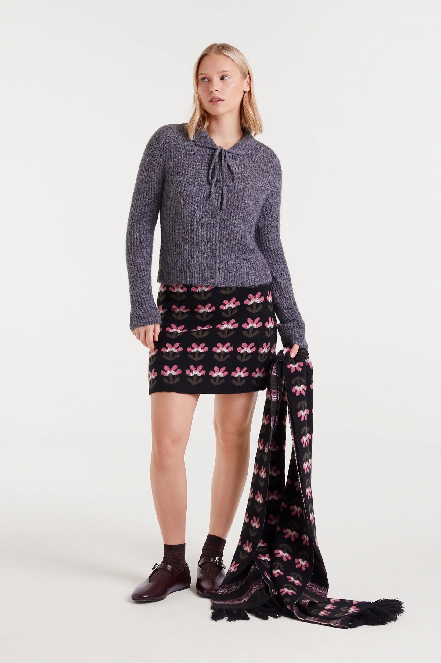 Cárdigan de punto con lazada gris