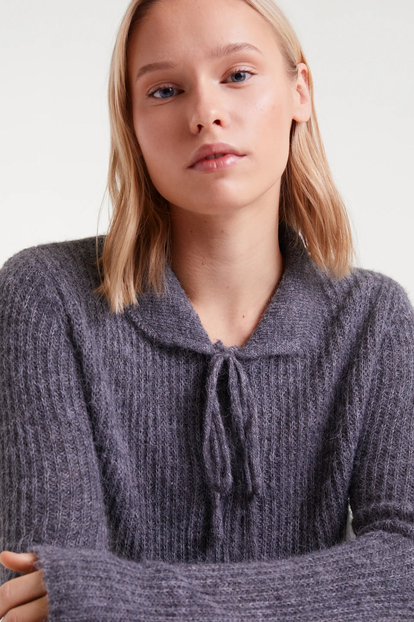 Cárdigan de punto con lazada gris