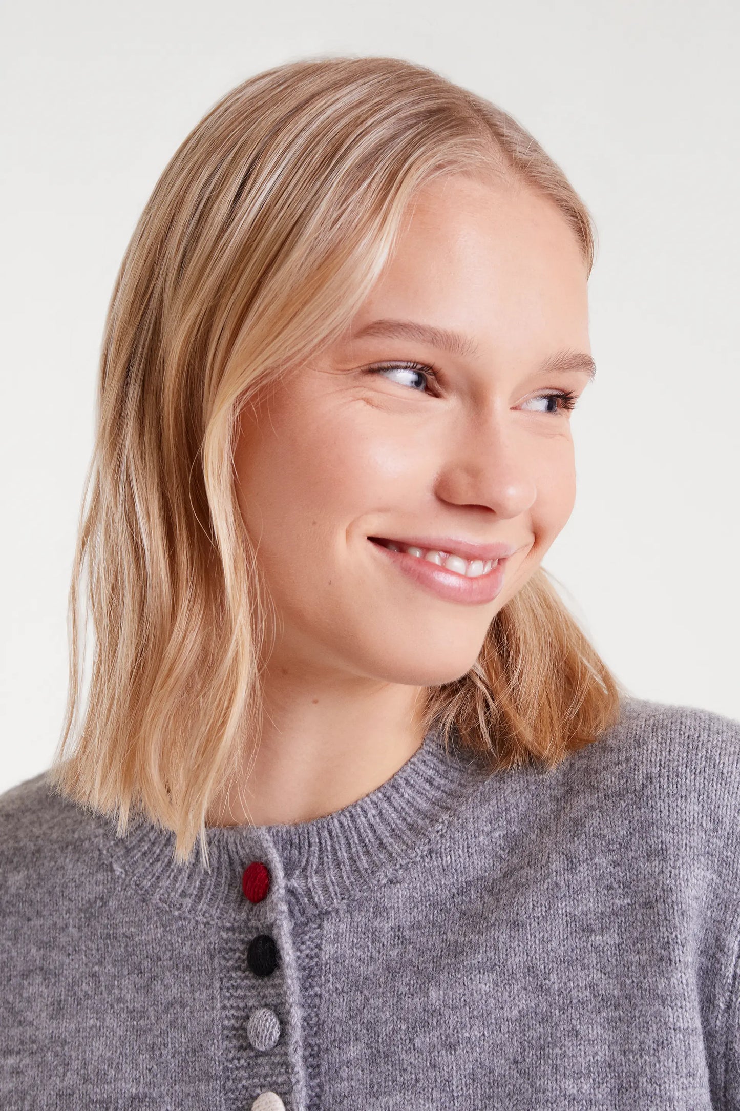 Cardigan grigio lavorato a maglia con scollo rotondo