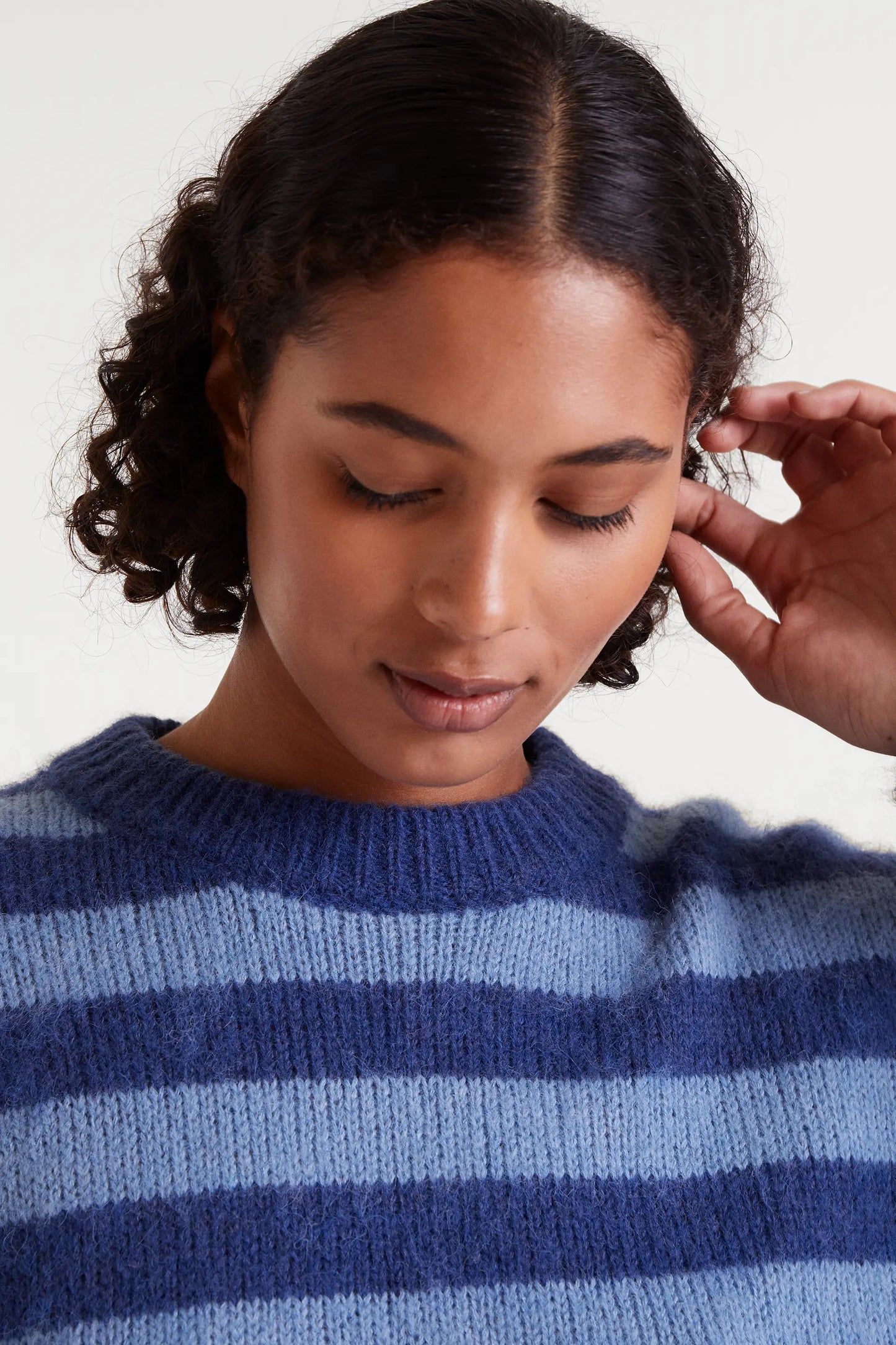 Maglione lavorato a maglia a righe blu