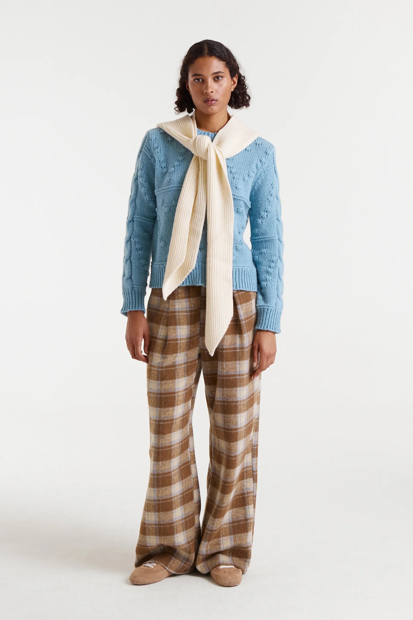 Maglione blu lavorato a maglia