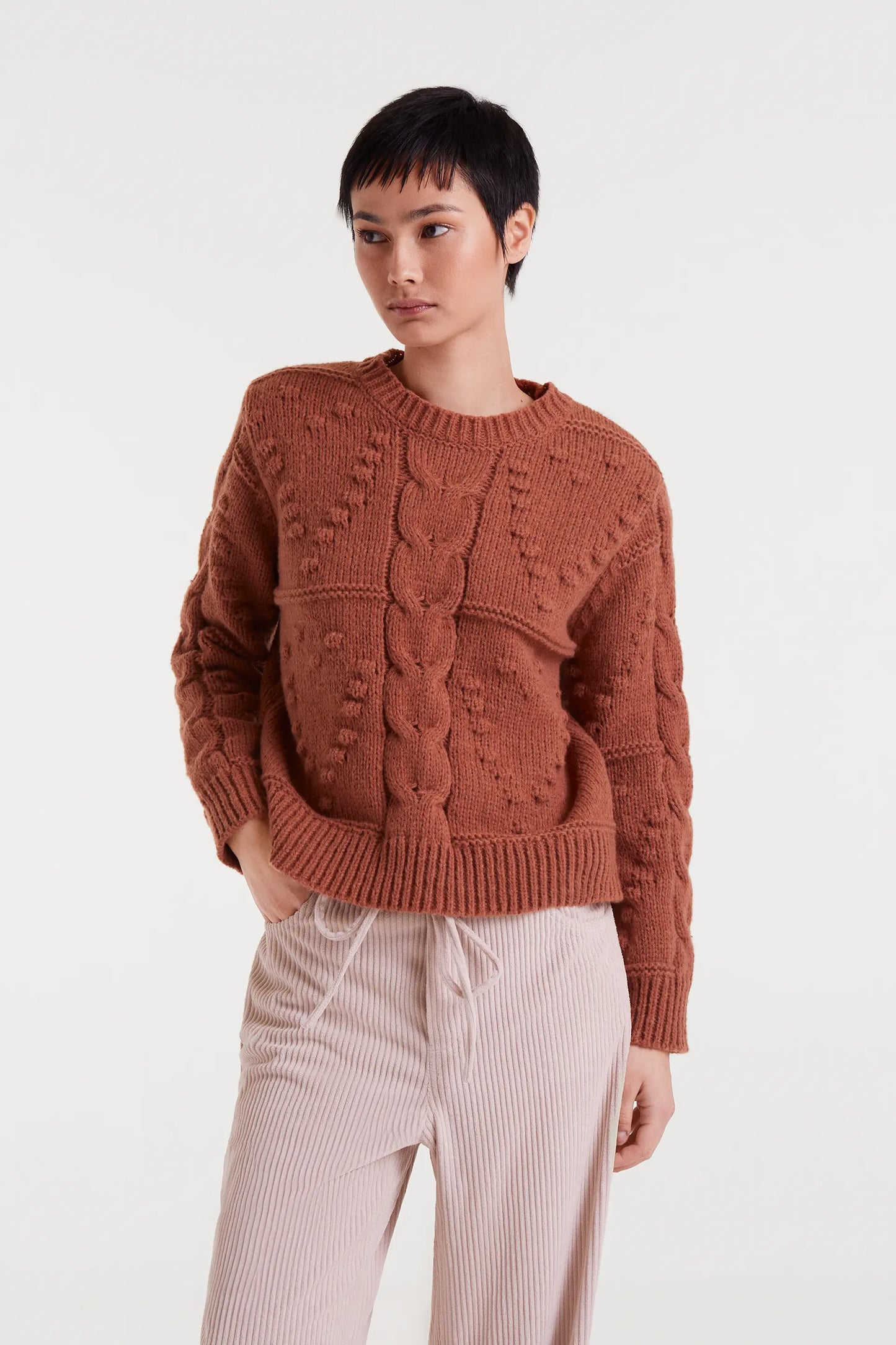 Maglione marrone lavorato a maglia