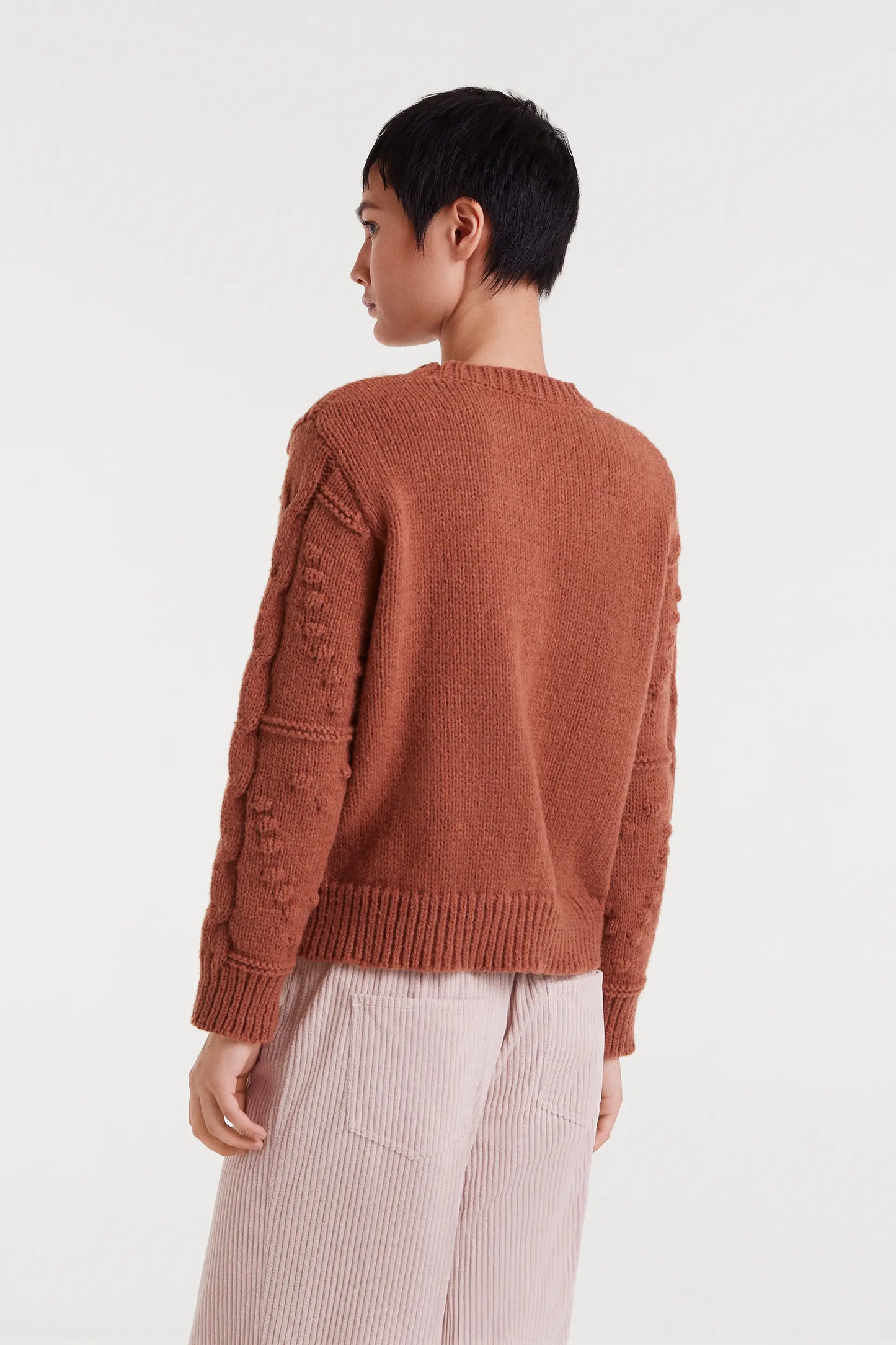 Maglione marrone lavorato a maglia