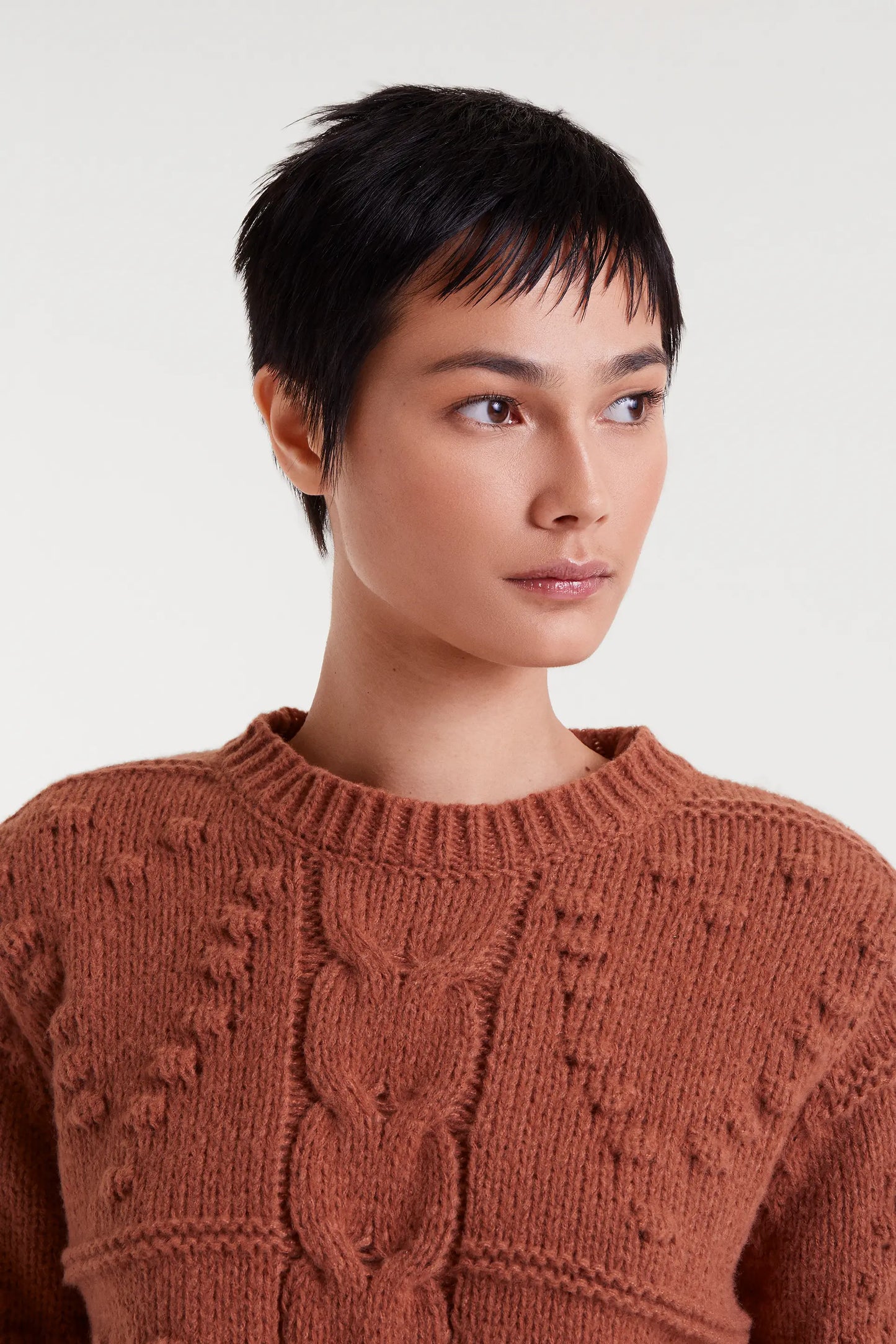 Maglione marrone lavorato a maglia