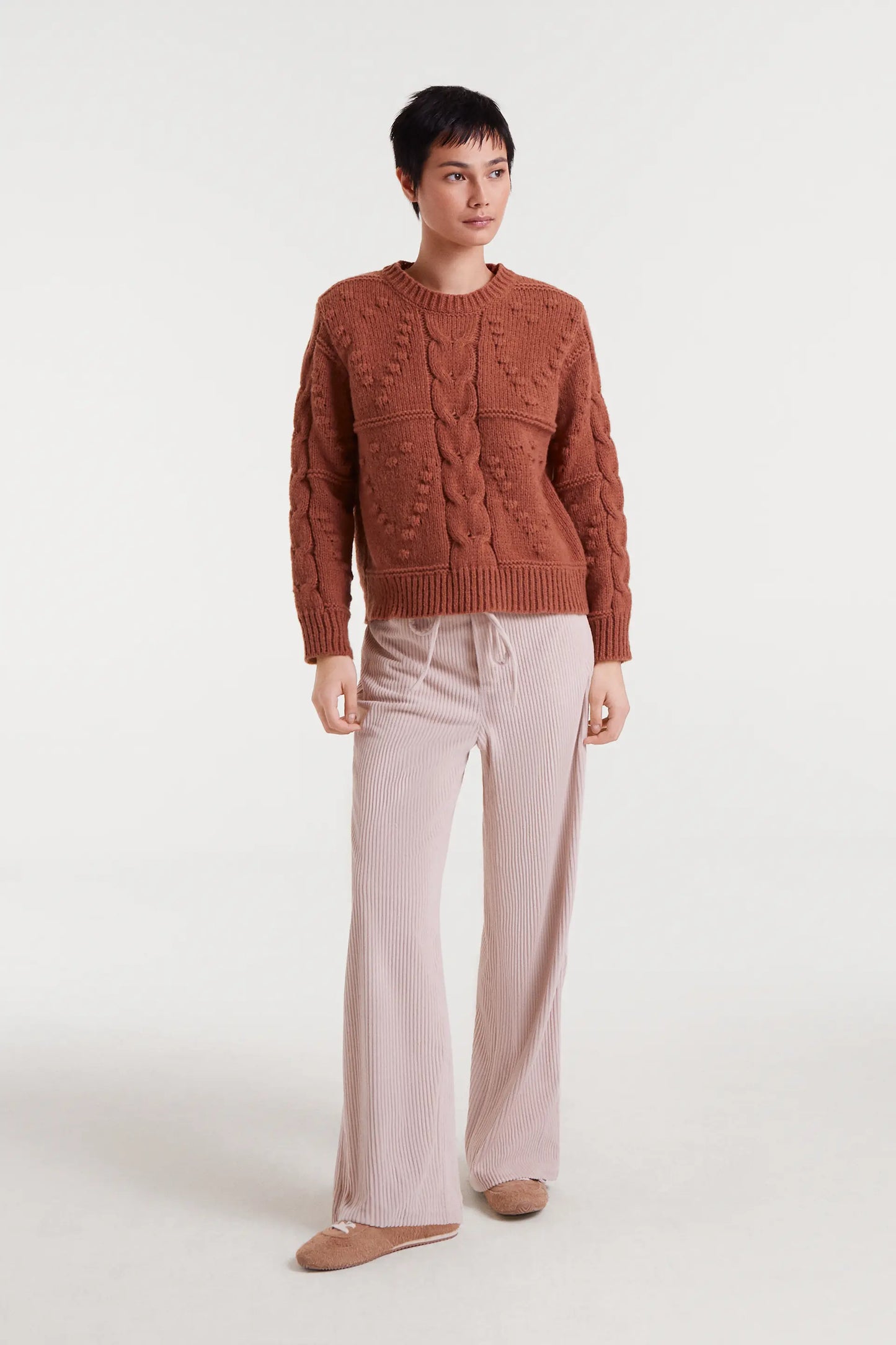 Maglione marrone lavorato a maglia