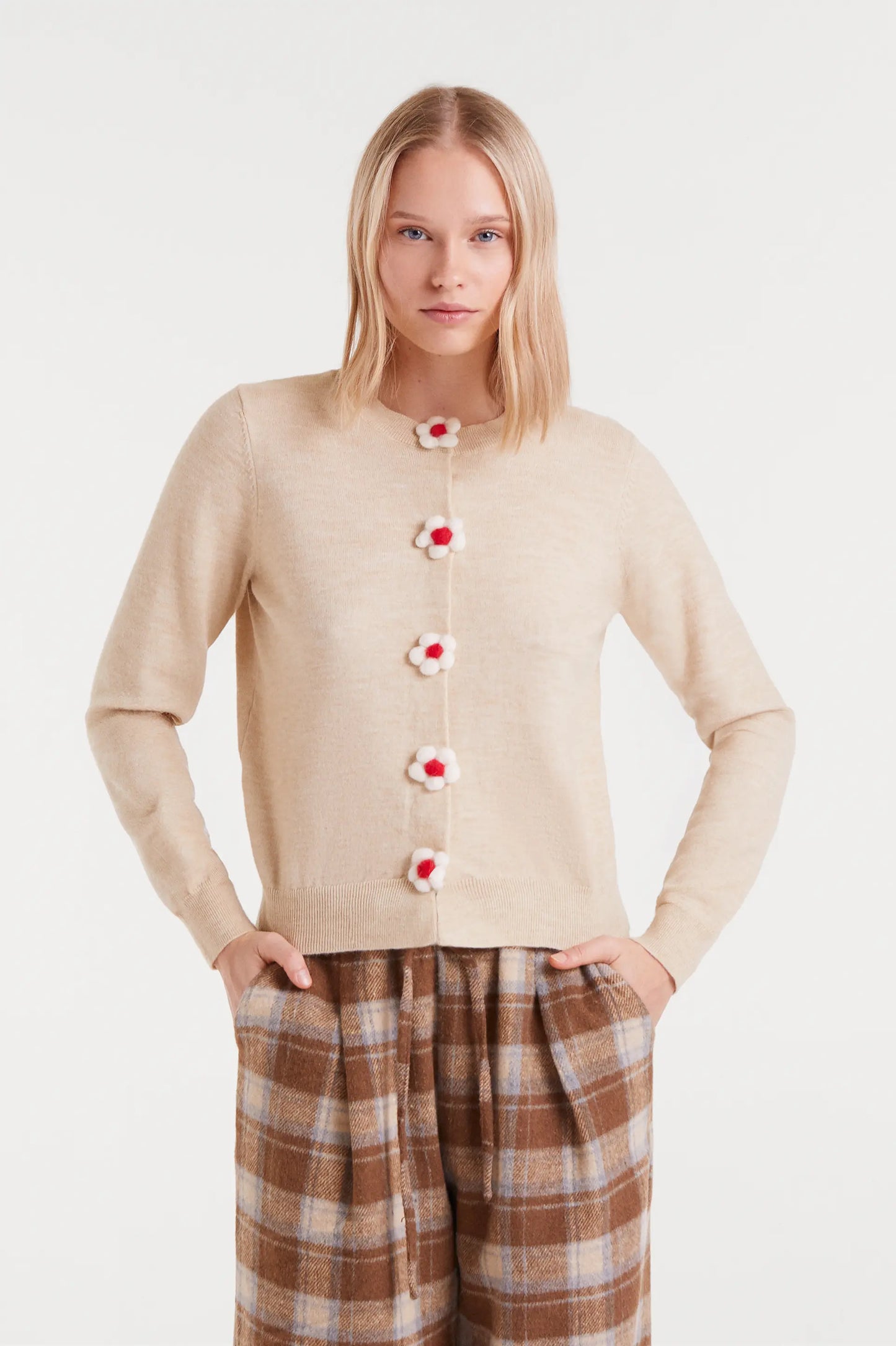 Cárdigan punto fino con detalle floral beige