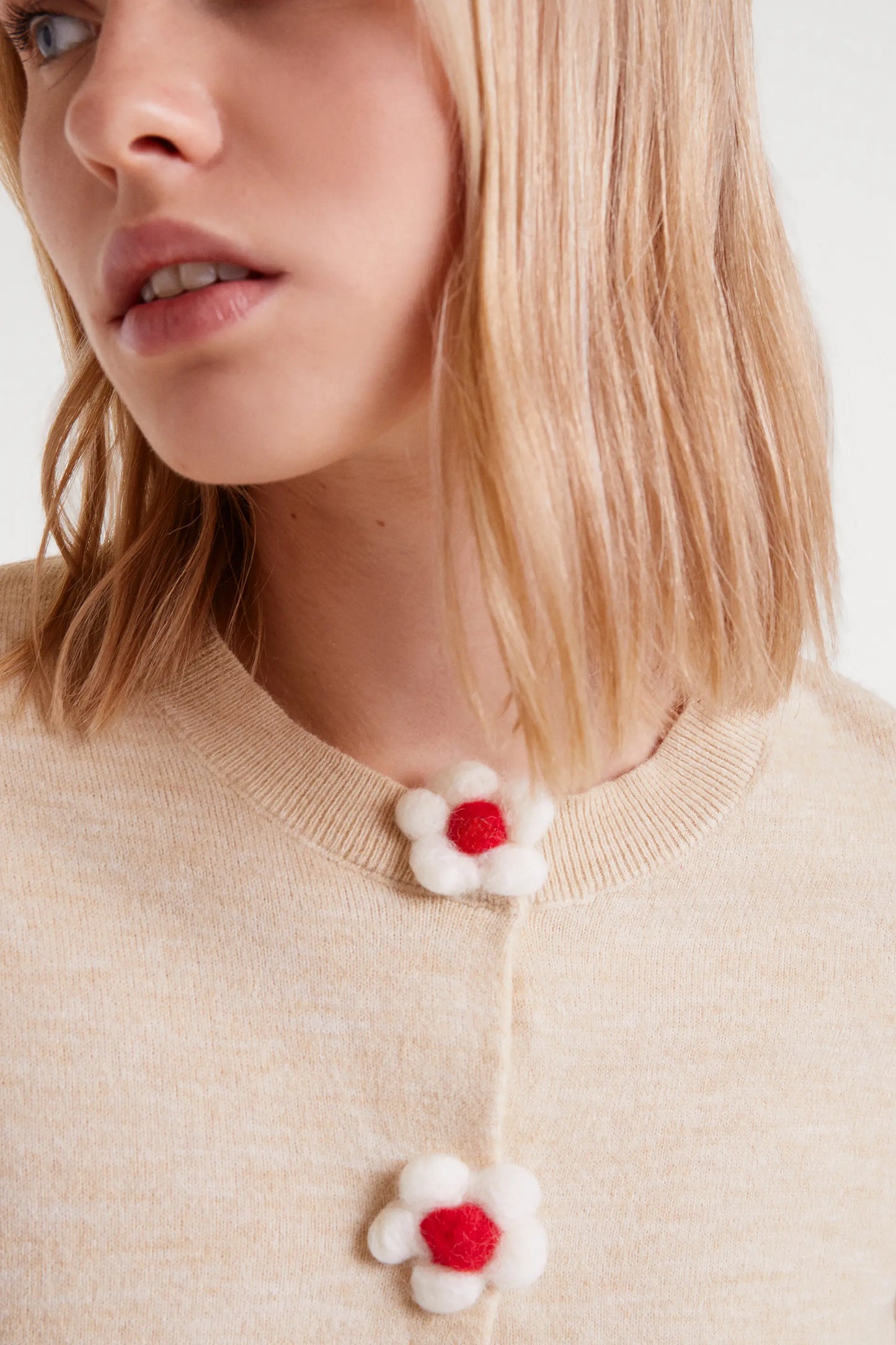 Cárdigan punto fino con detalle floral beige