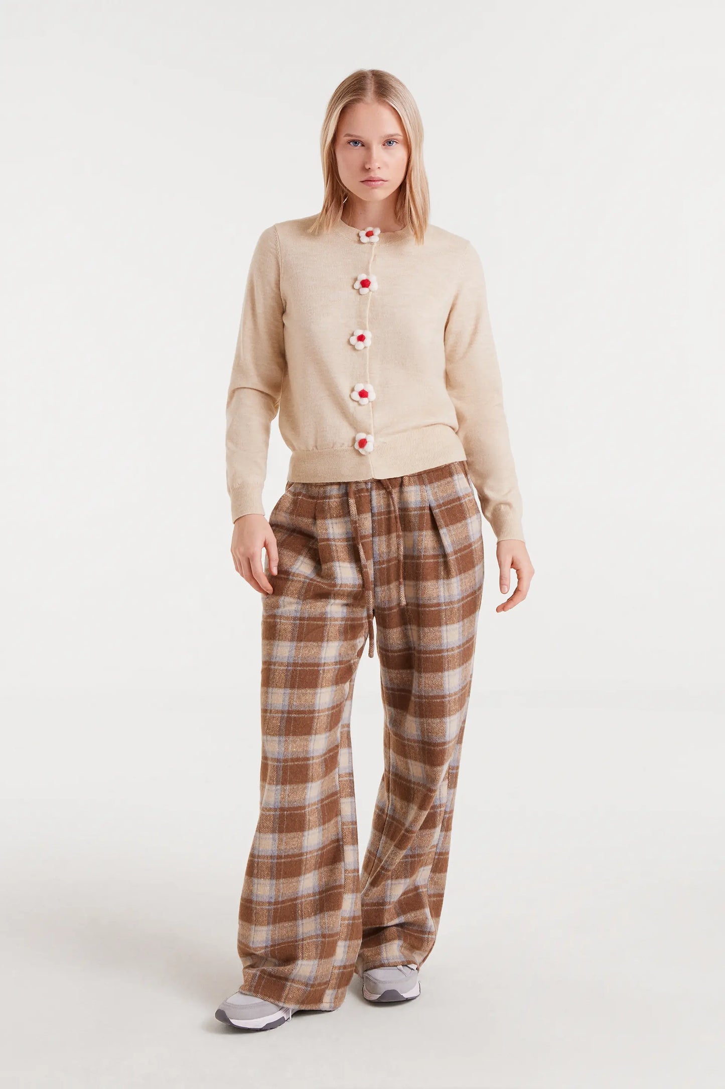 Cárdigan punto fino con detalle floral beige