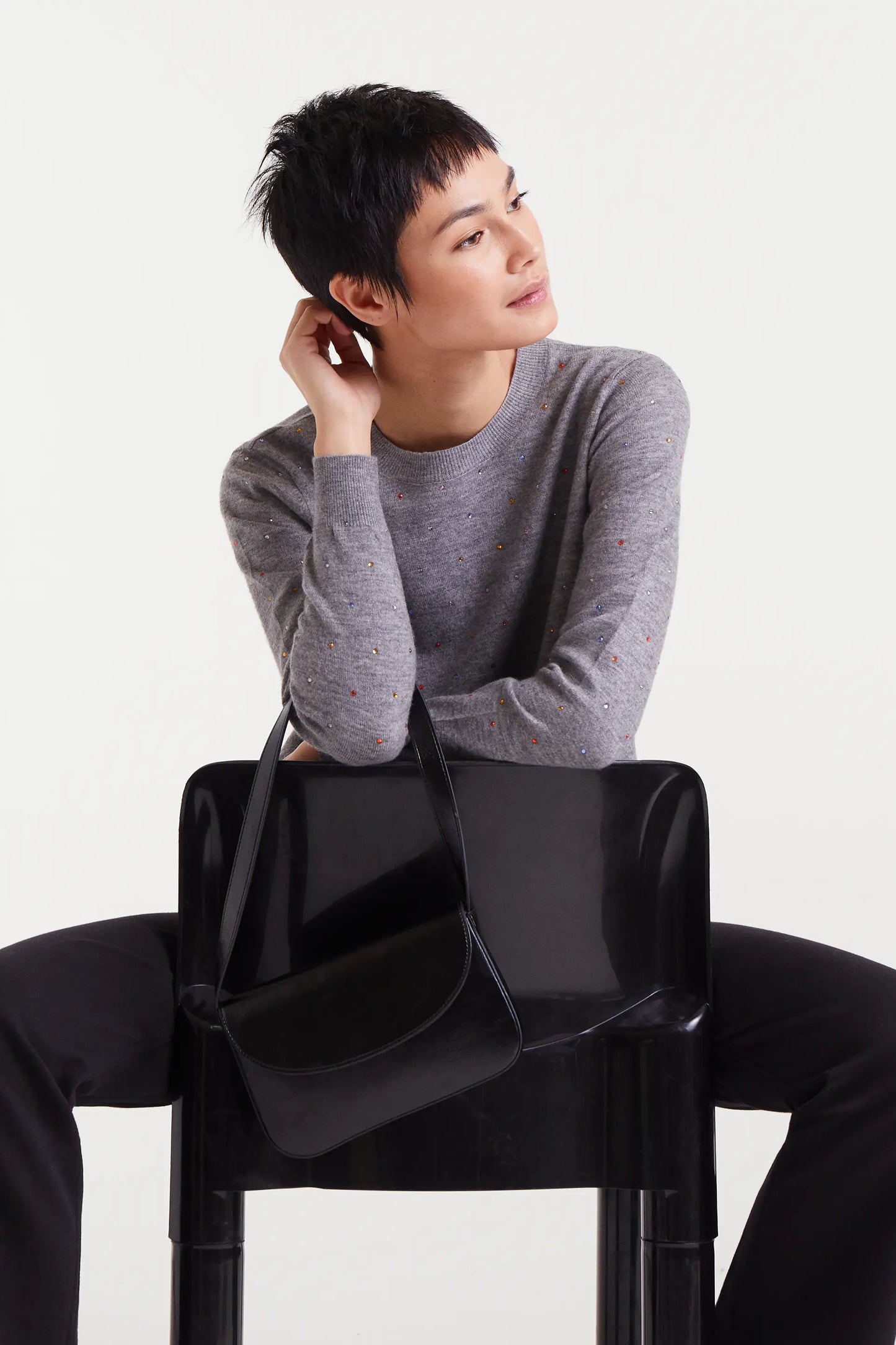 Maglione grigio lavorato a maglia fine con dettagli multicolori