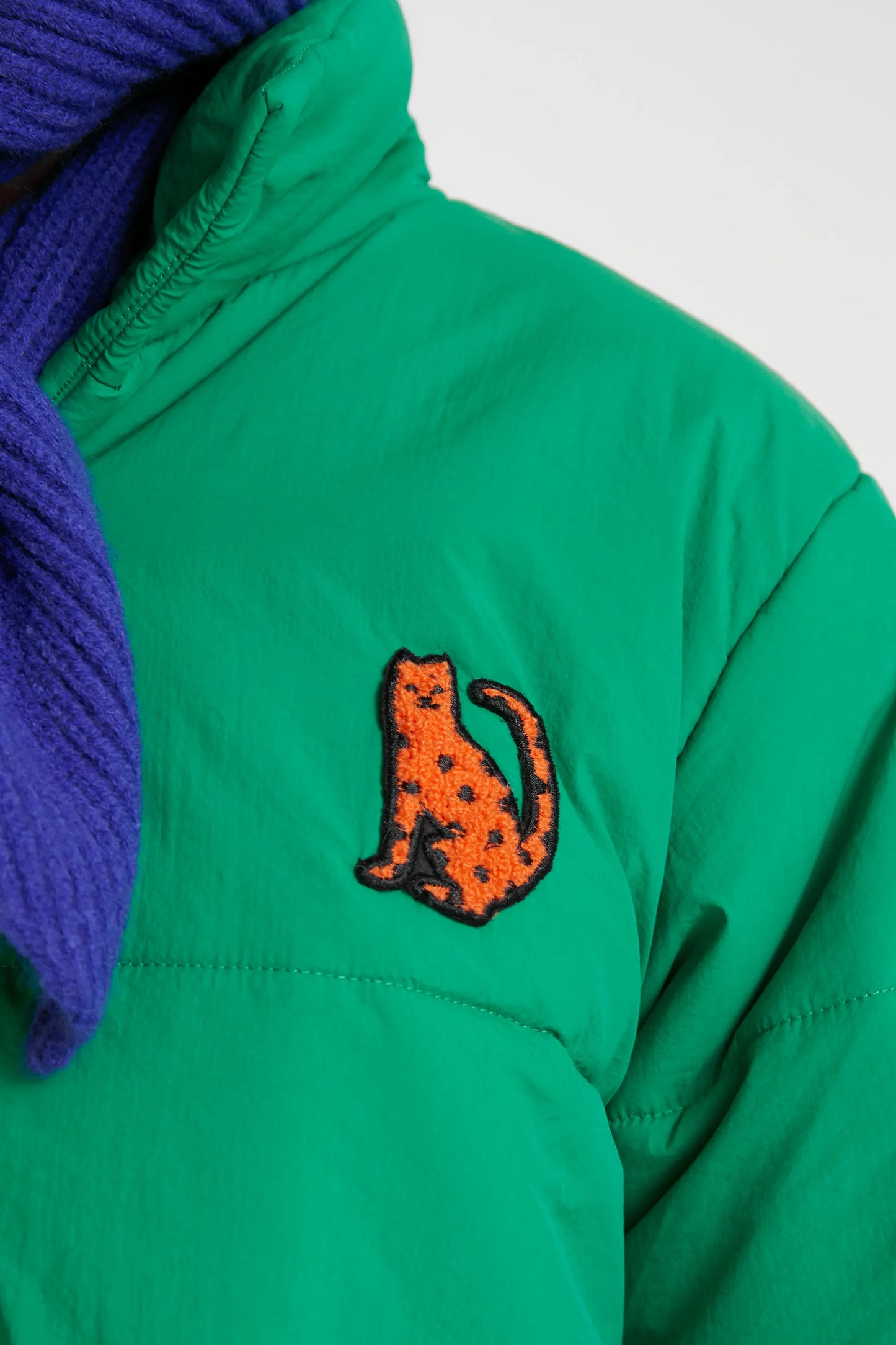 Cappotto trapuntato verde con dettaglio Jaguar