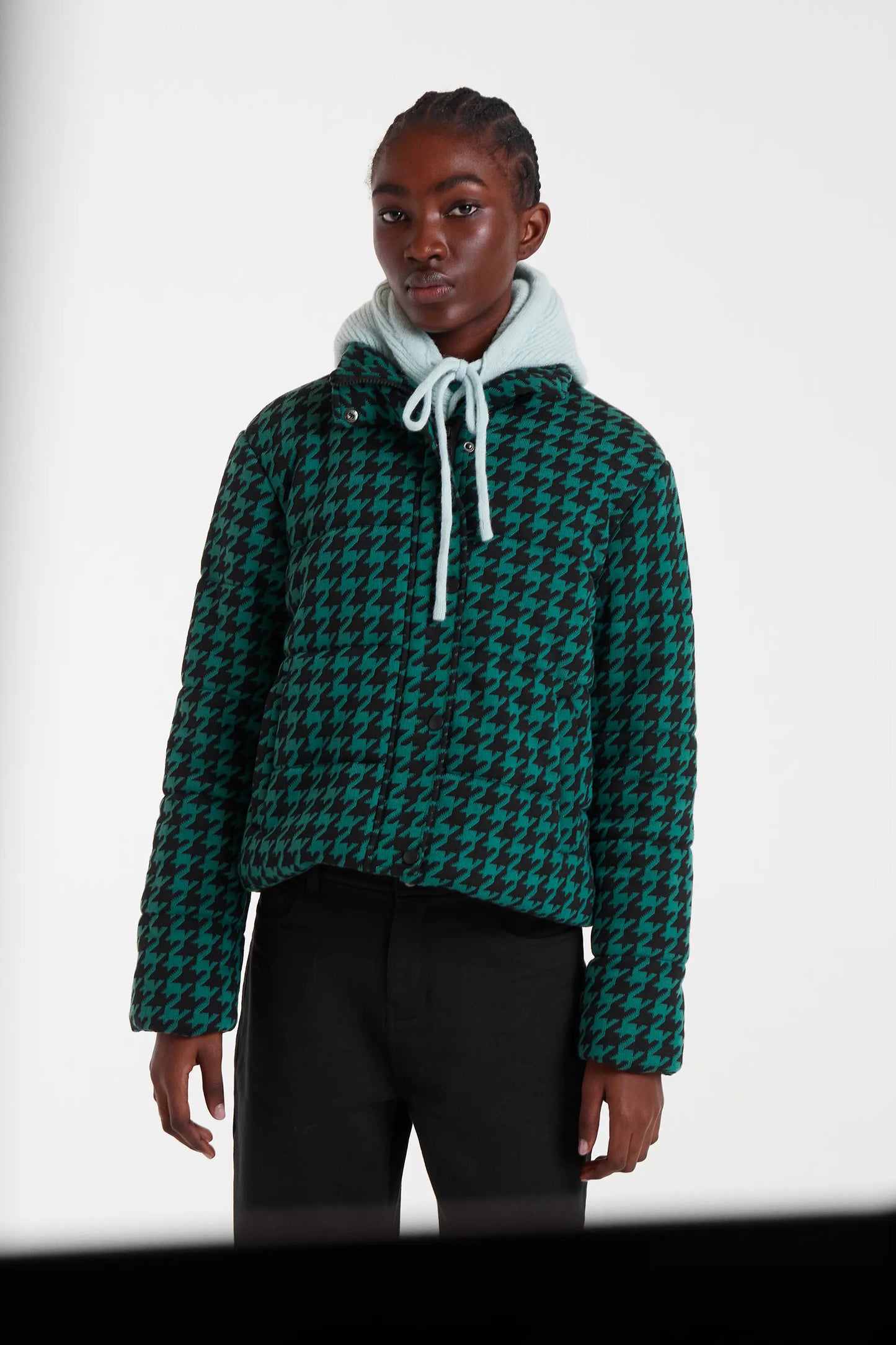 Cappotto trapuntato con stampa pied de poule nera e verde