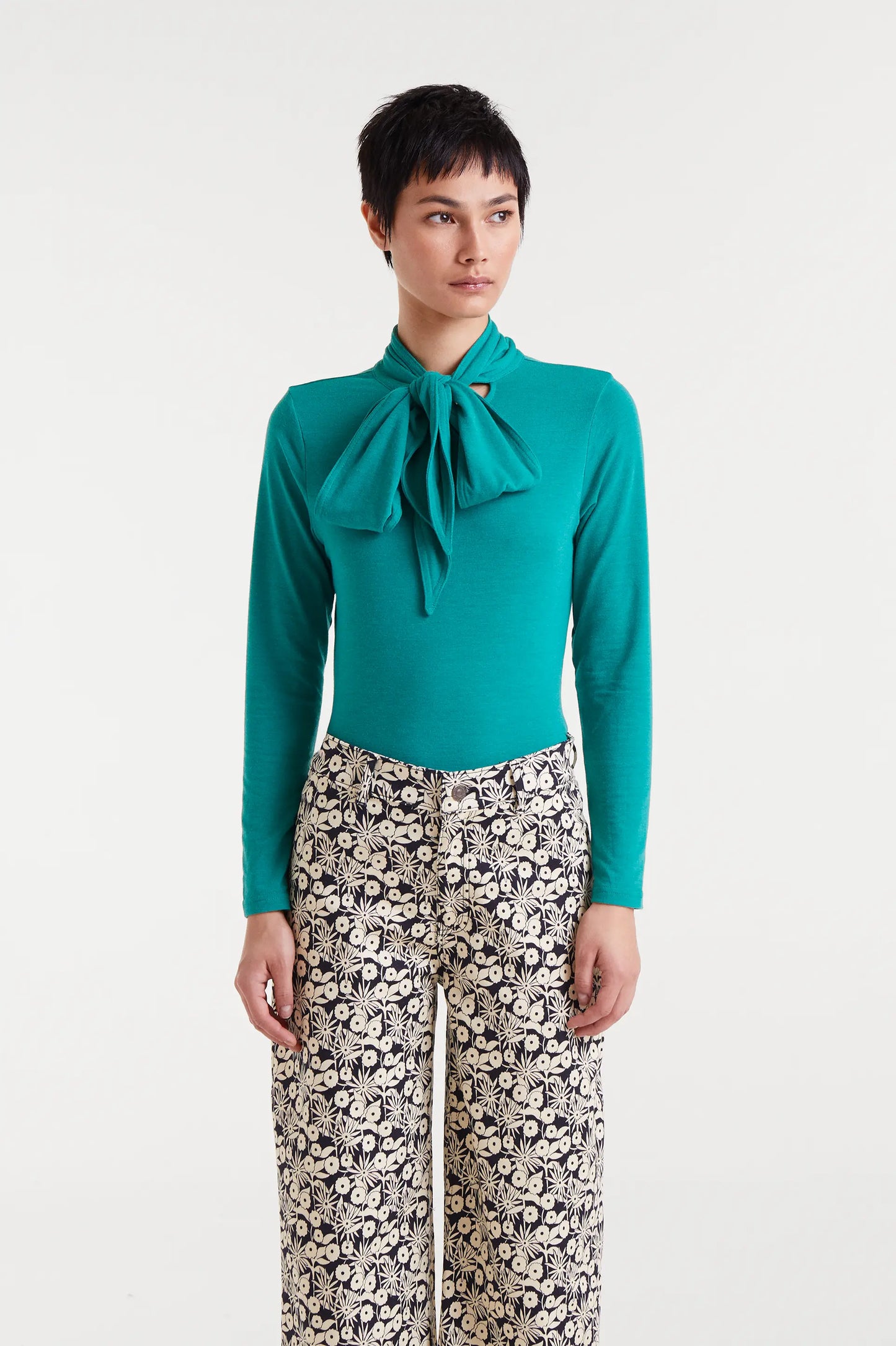 Green long-sleeved lace-up shirt