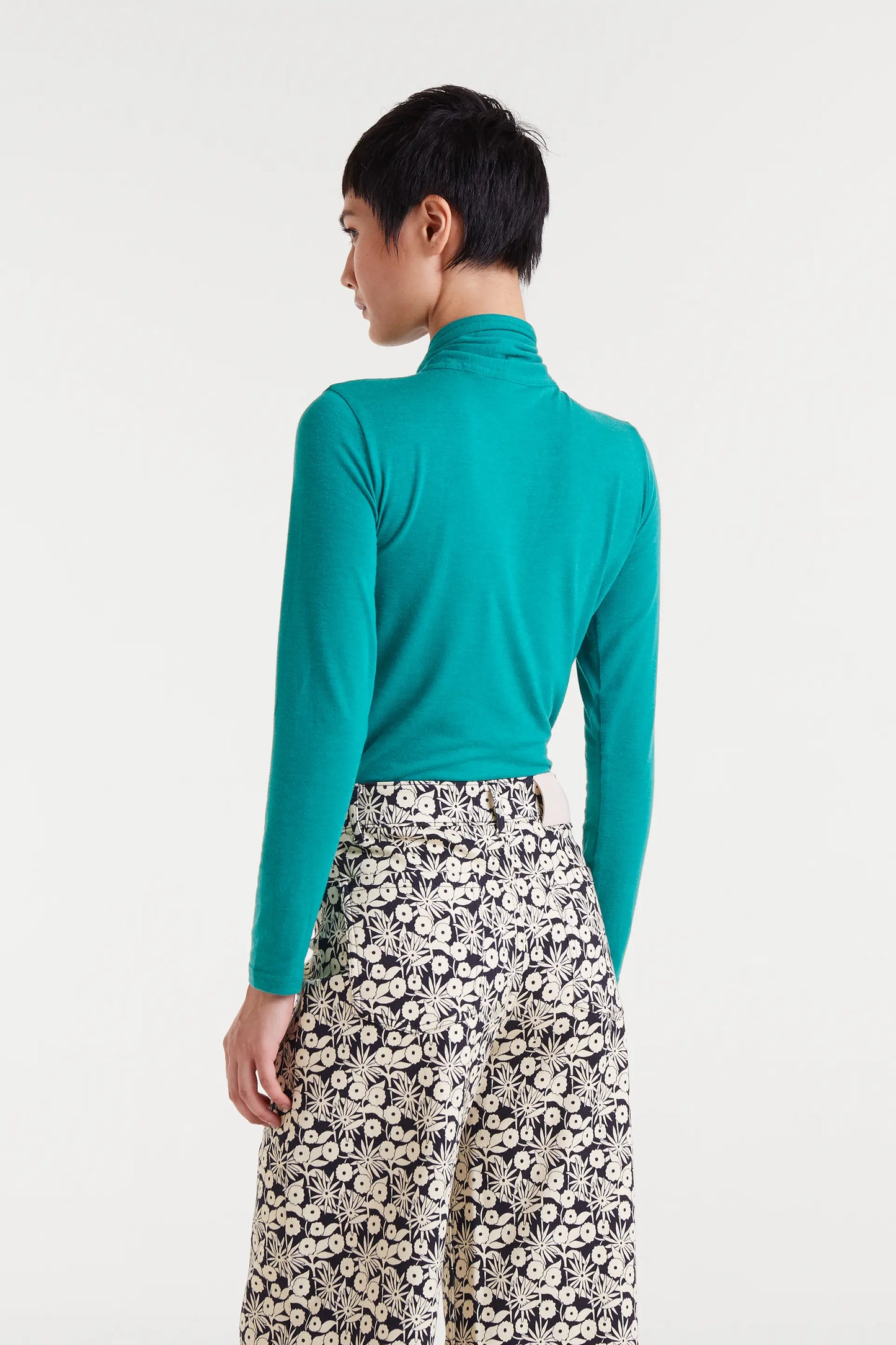 Green long-sleeved lace-up shirt