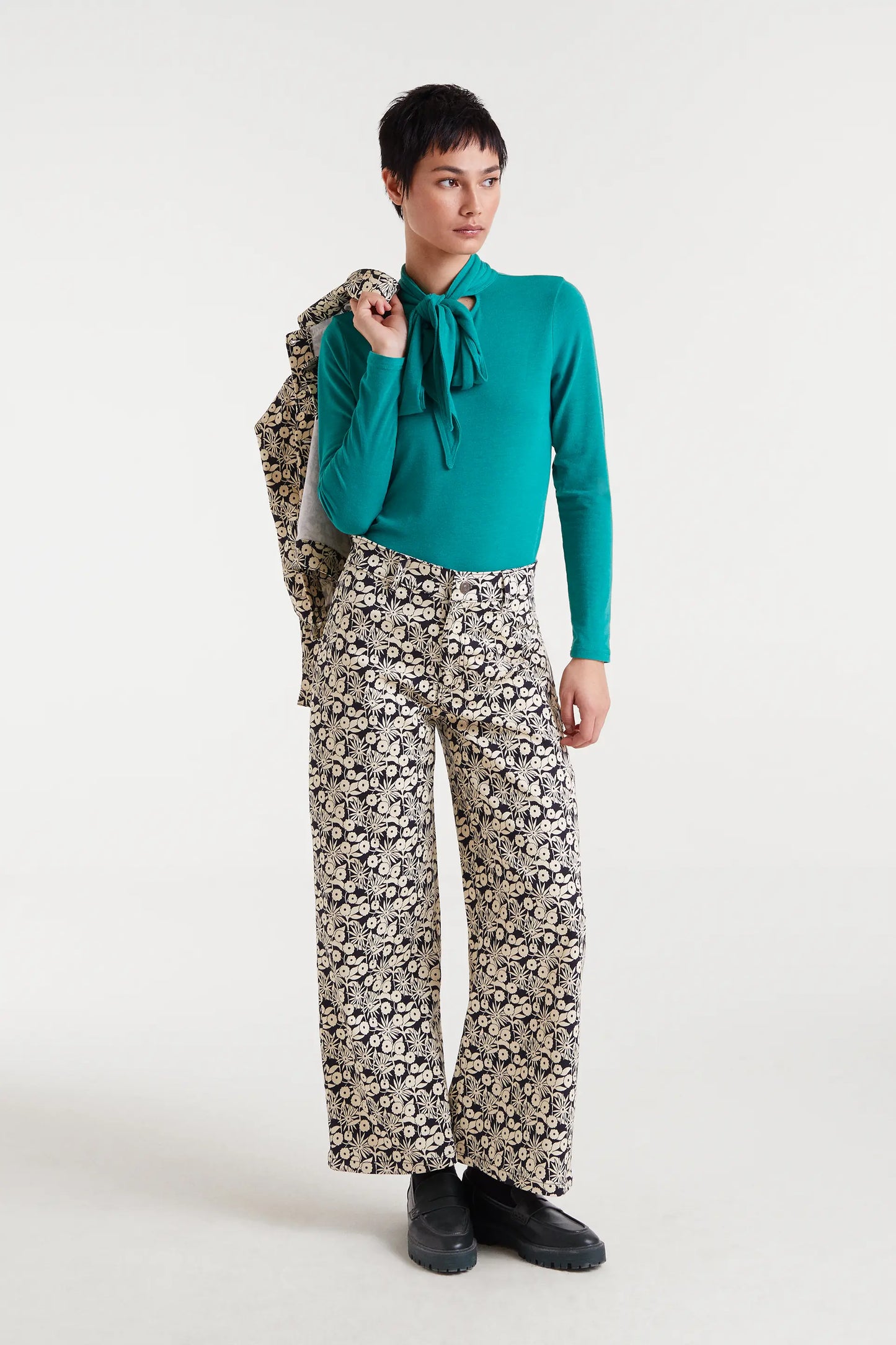 Green long-sleeved lace-up shirt