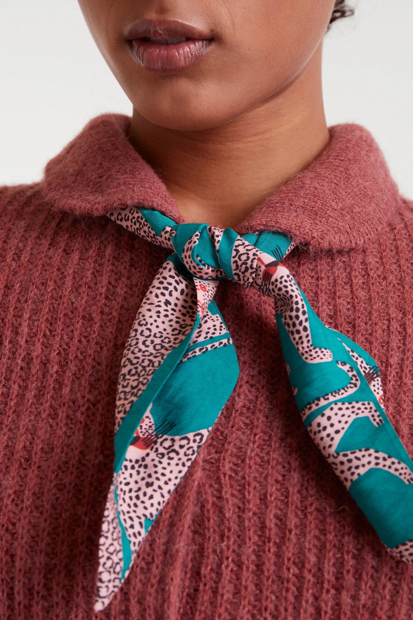 Lightweight crepe scarf with Onca print