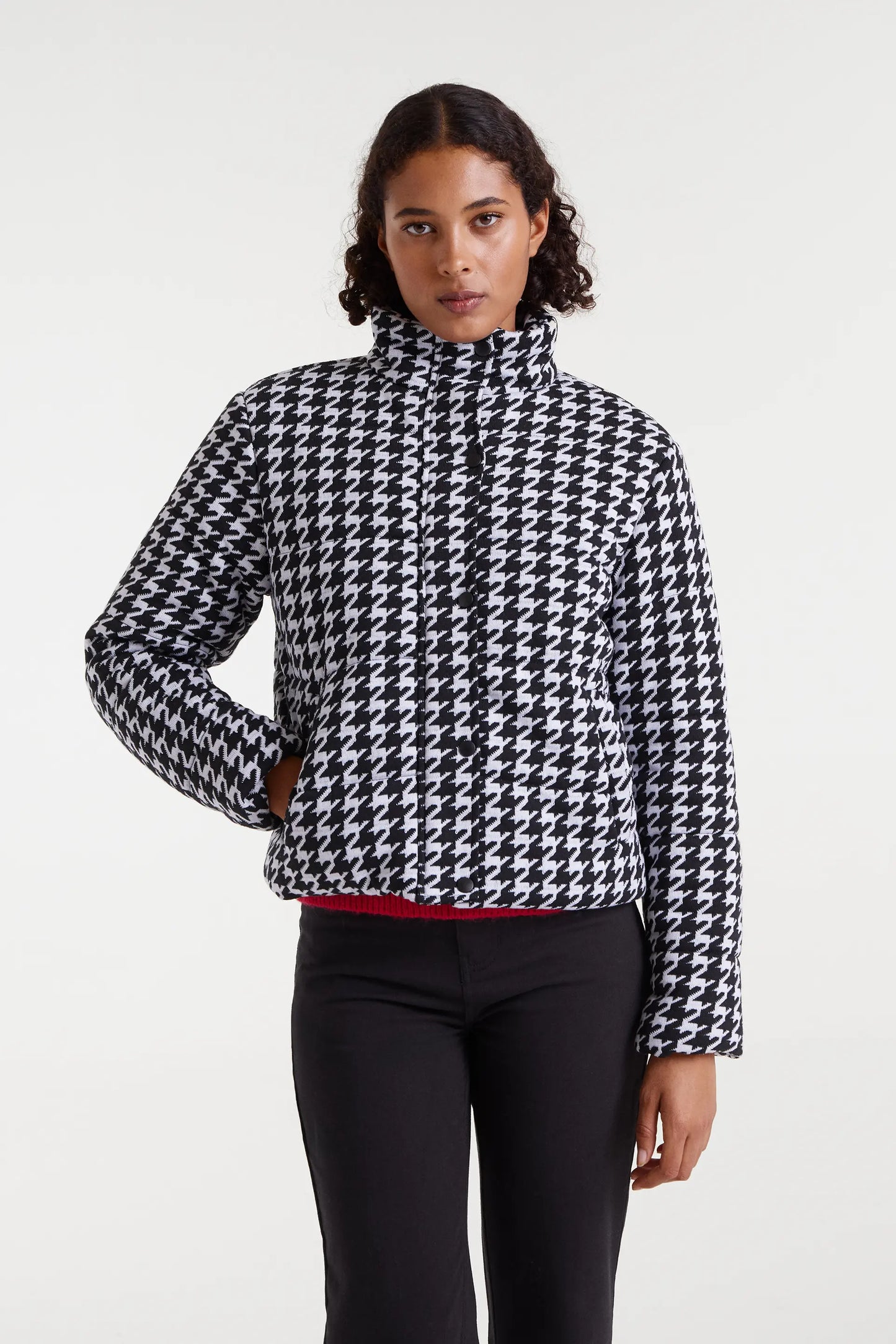 Chaqueta con estampado pata de gallo blanco y negro