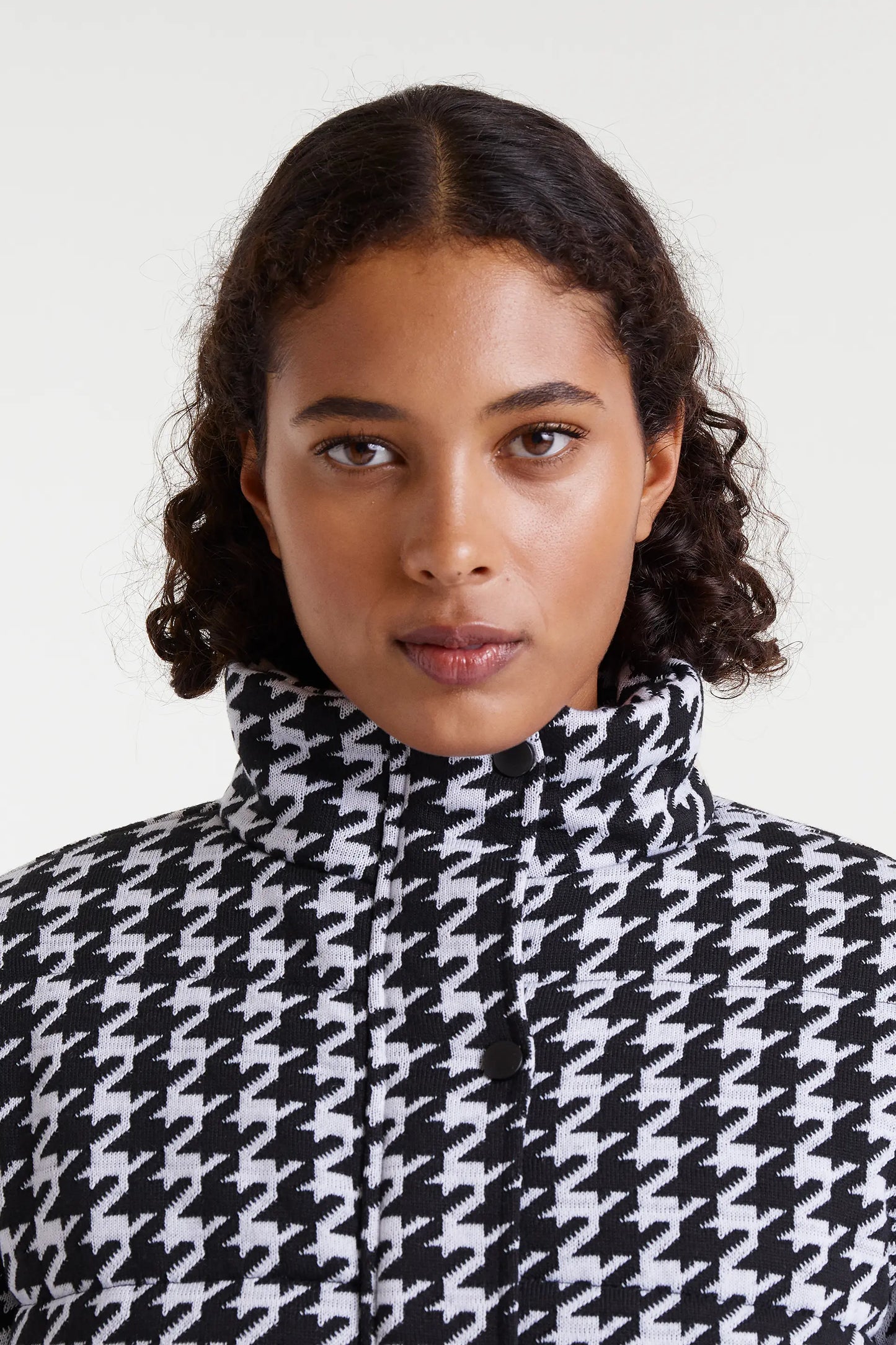 Chaqueta con estampado pata de gallo blanco y negro