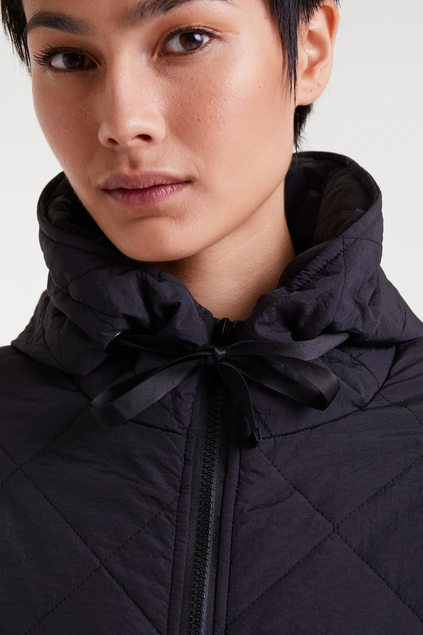 Cappotto lungo imbottito con cappuccio nero