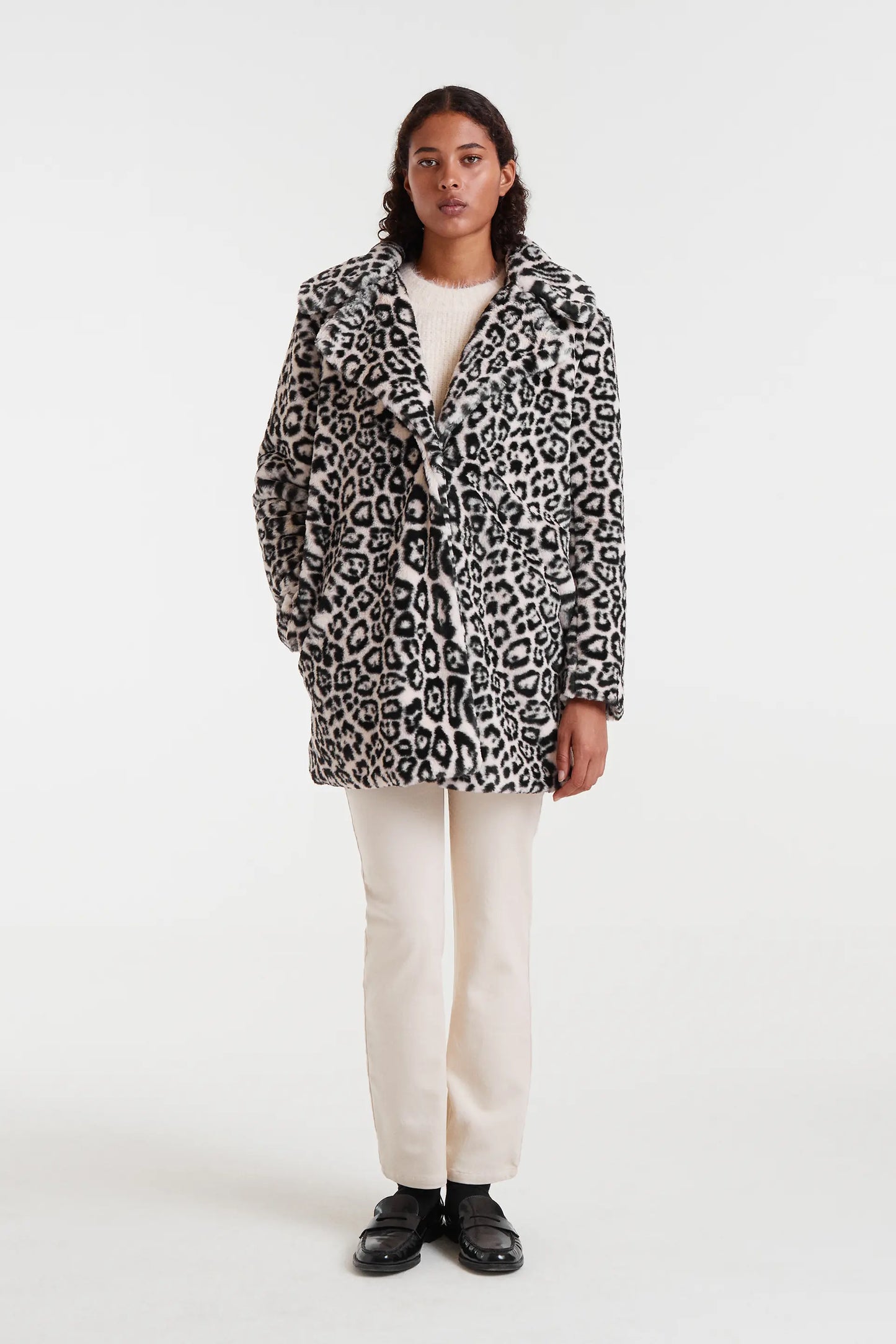 Cappotto bianco con stampa animalier