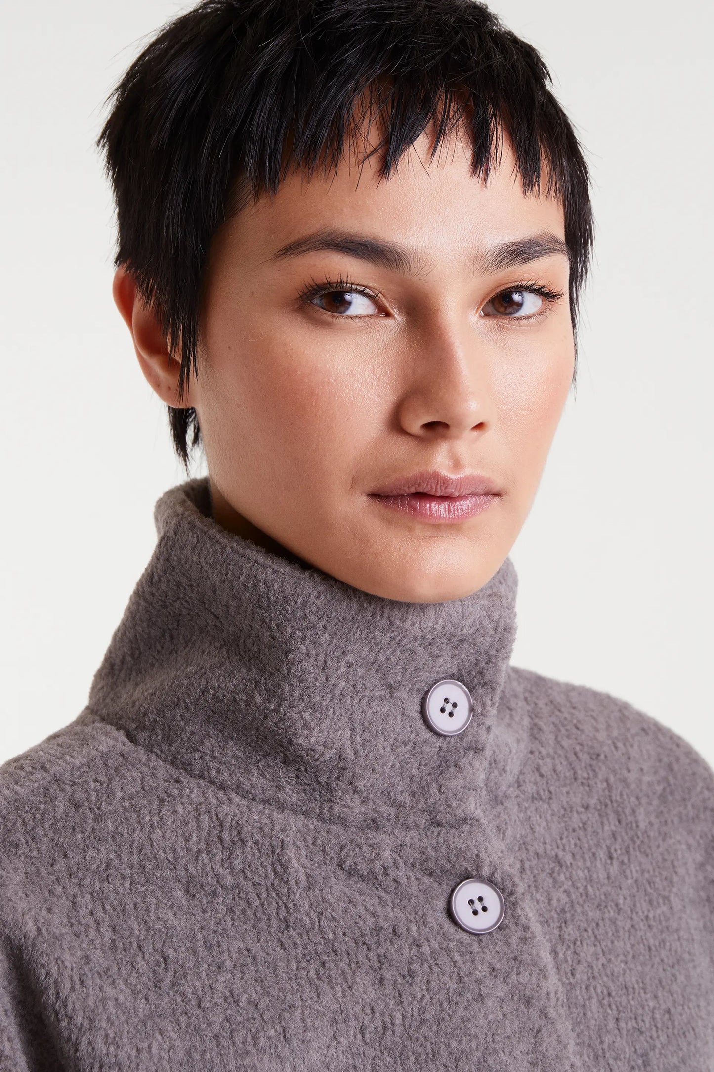 Abrigo cuello alto gris