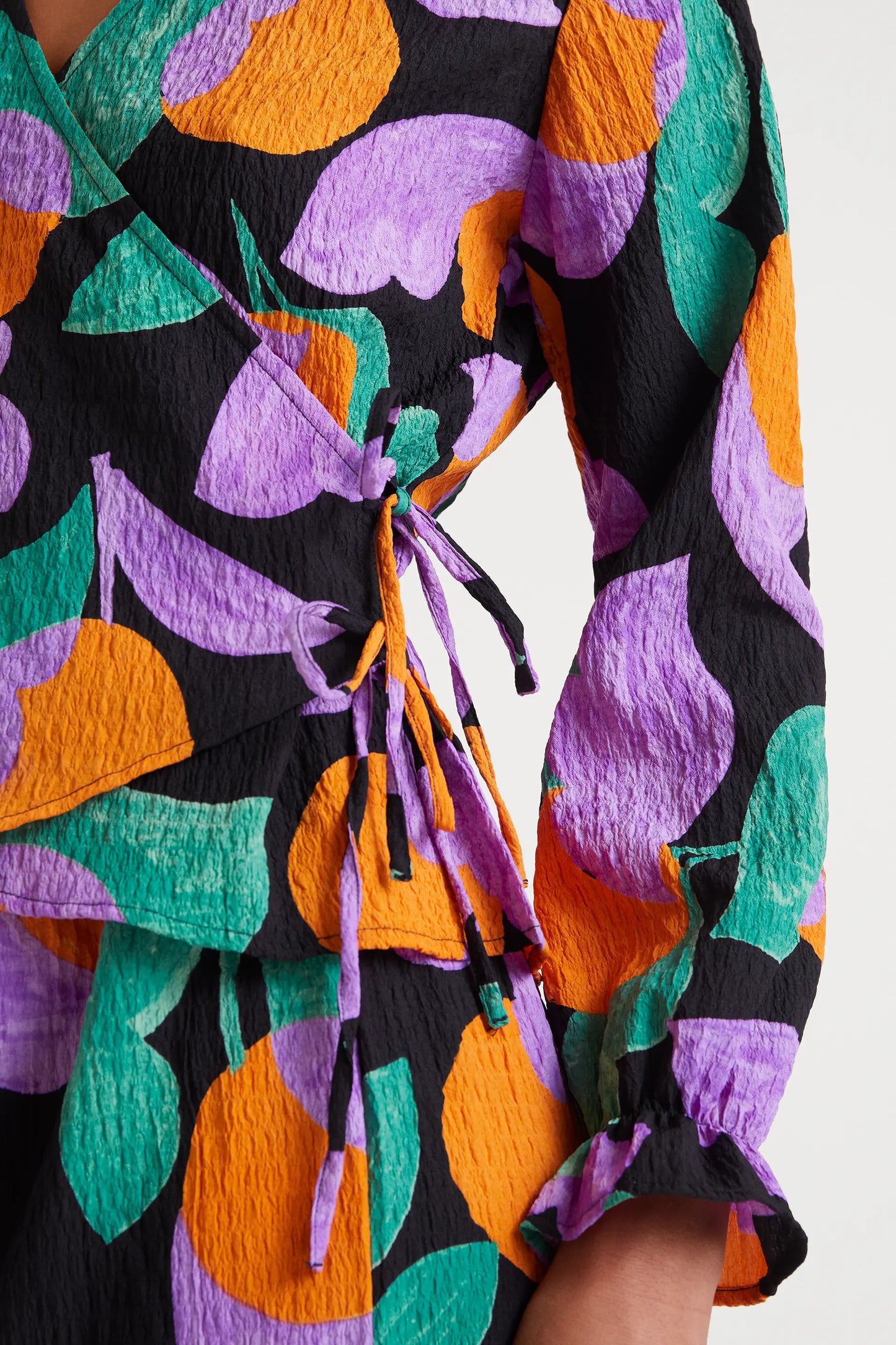 Top con scollo a V e stampa albicocca