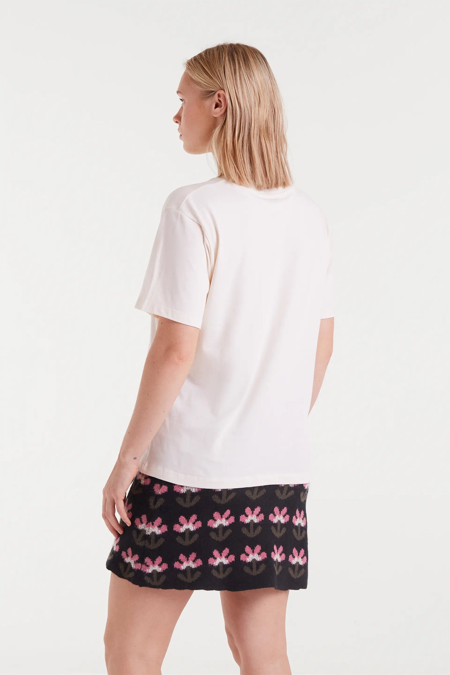 Camiseta 100% algodón con bordado floral