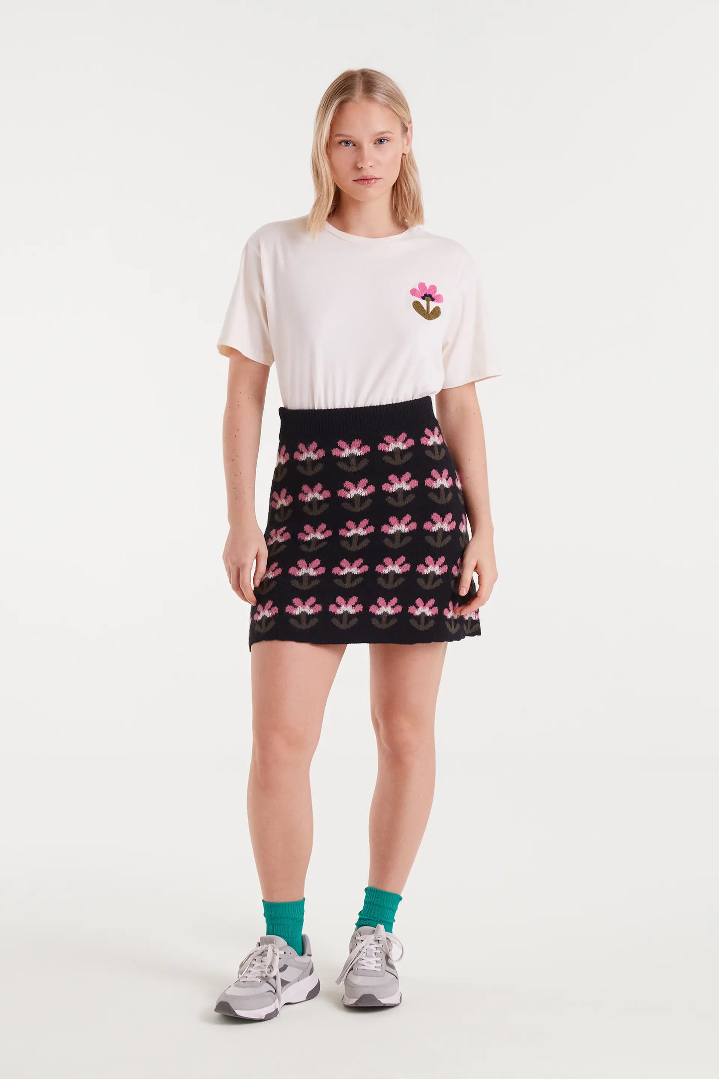 Camiseta 100% algodón con bordado floral