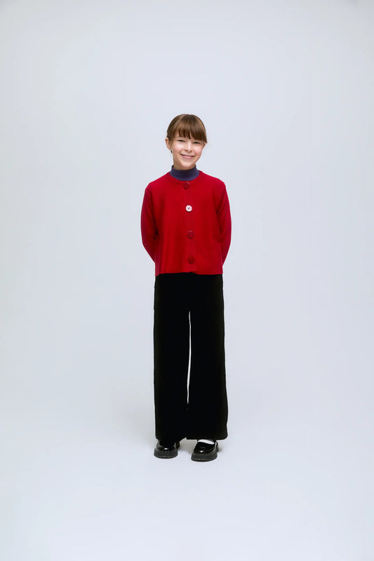 Cárdigan de punto rojo con botones delanteros blancos y rojos