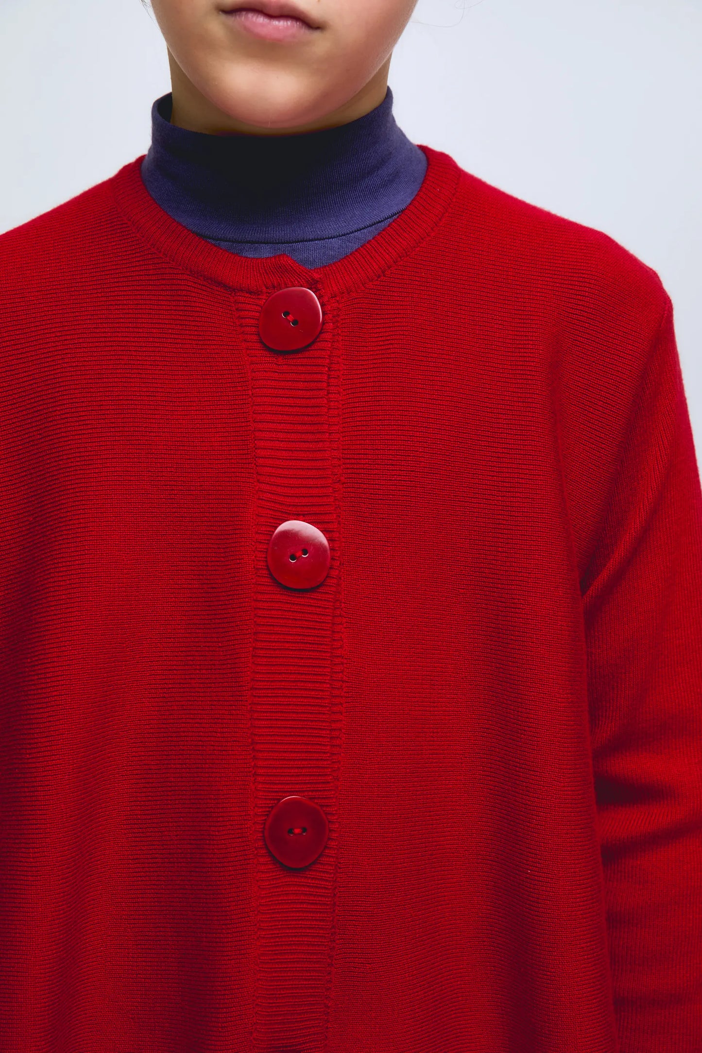 Cardigan rosso in maglia con bottoni bianchi e rossi sul davanti