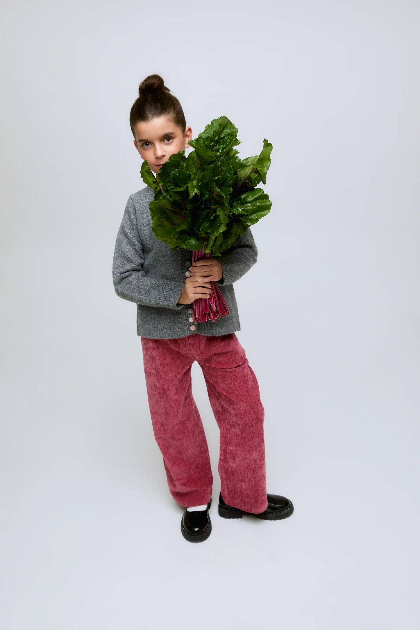 Grey girl's cardigan with round neck and buttons.