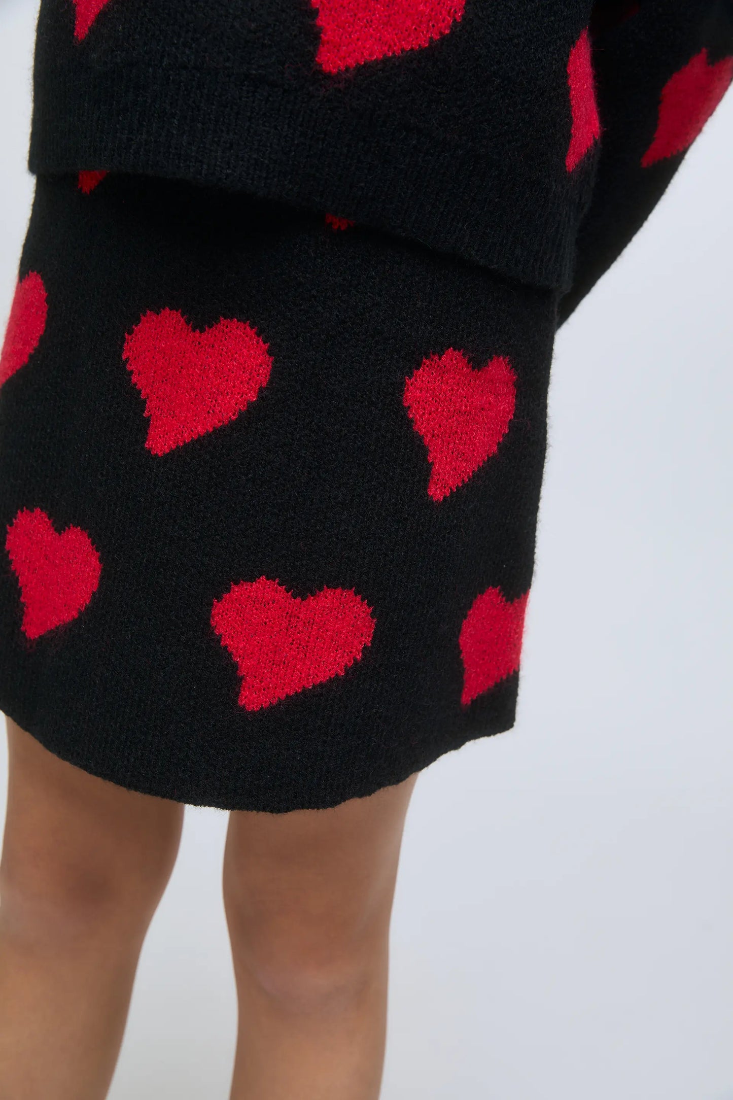 Gonna nera in maglia con cuori rossi Heart Attack.