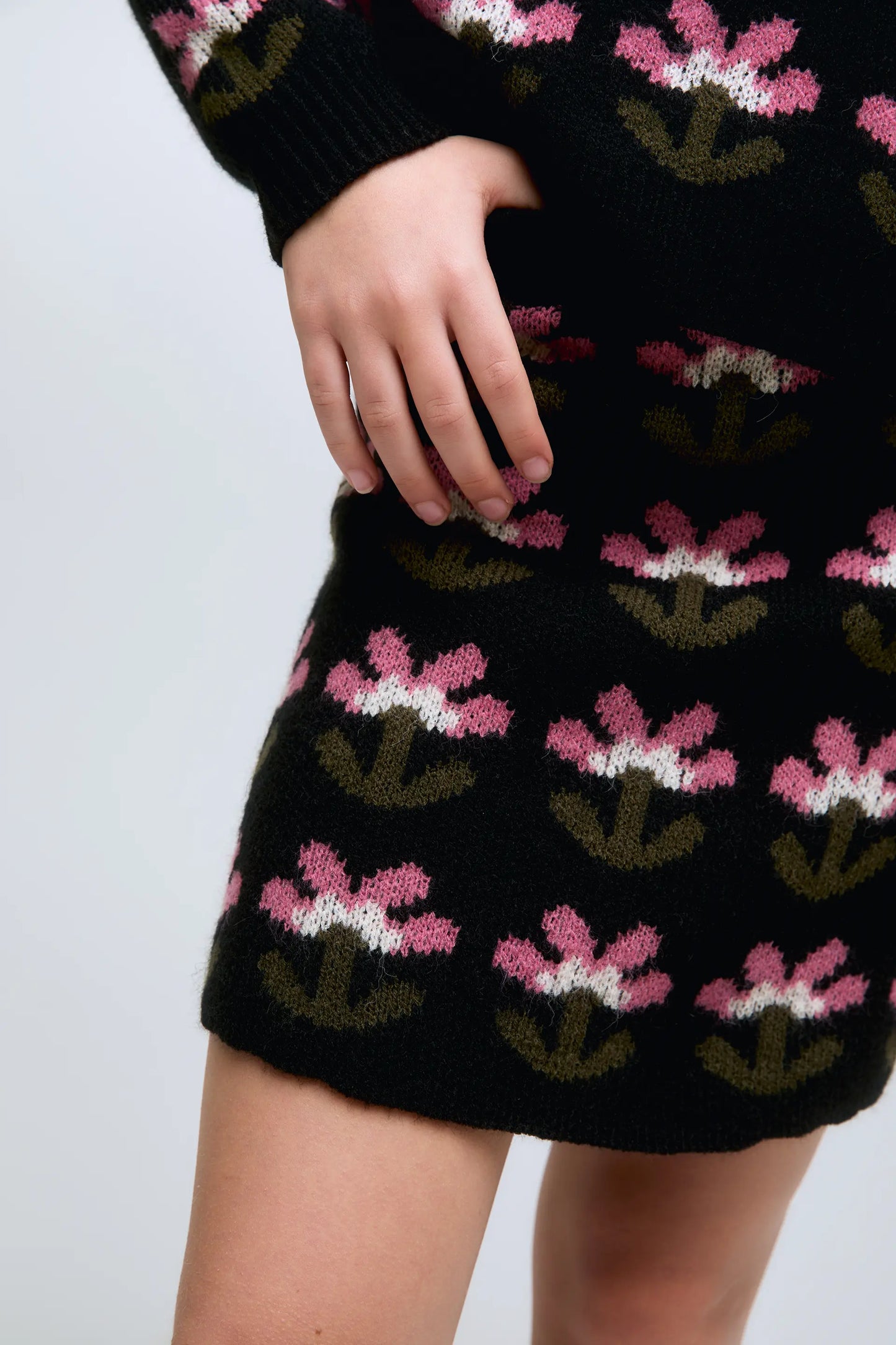 Gonna nera in maglia con fiori Baoushka.