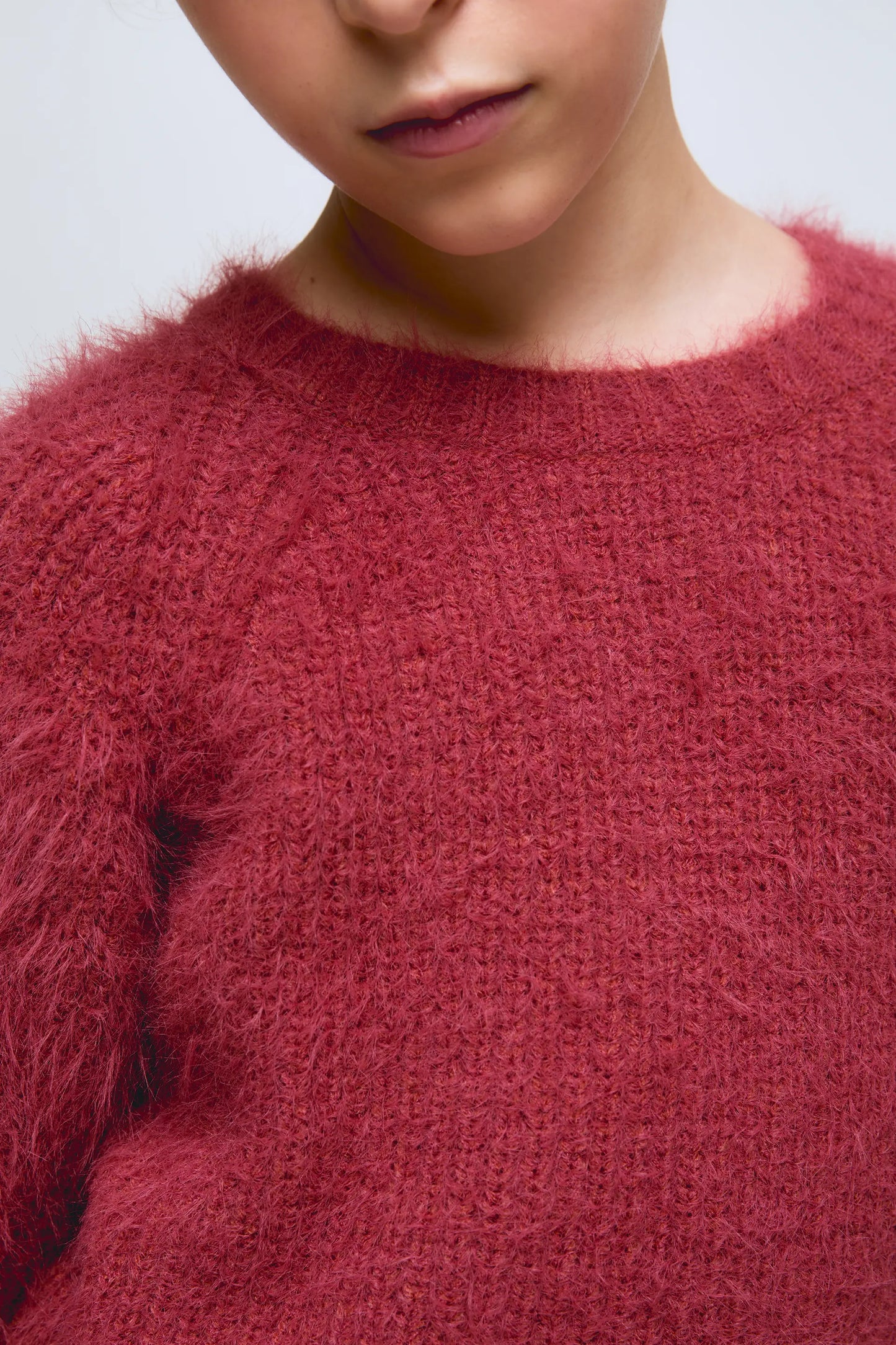 Maglione rosa da bambina con finitura screziata.