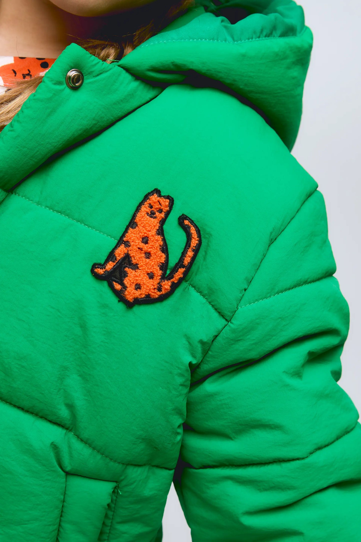 Cappotto trapuntato verde unisex con leopardo ricamato