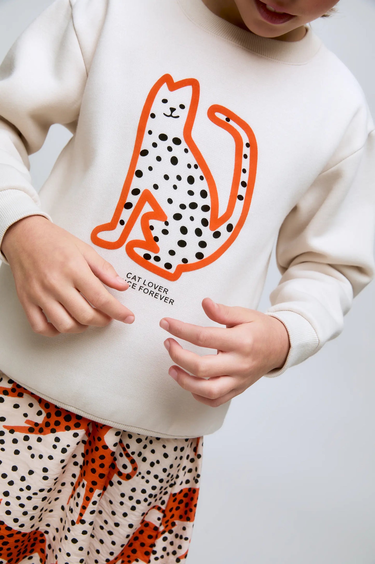 Sudadera blanca de niña con estampado leopardo