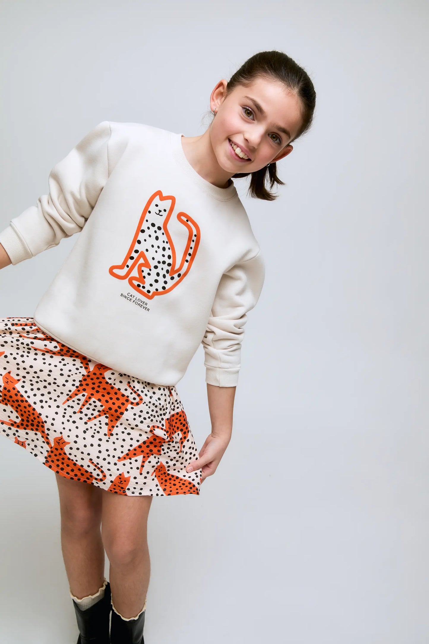 Sudadera blanca de niña con estampado leopardo