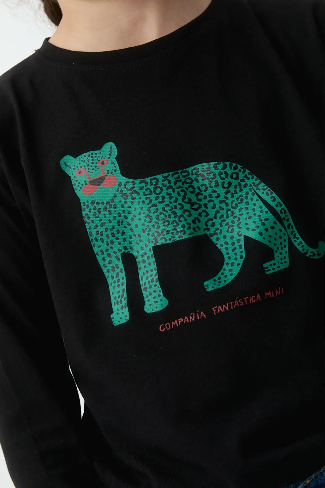 Camiseta negra con diseño gráfico de jaguar