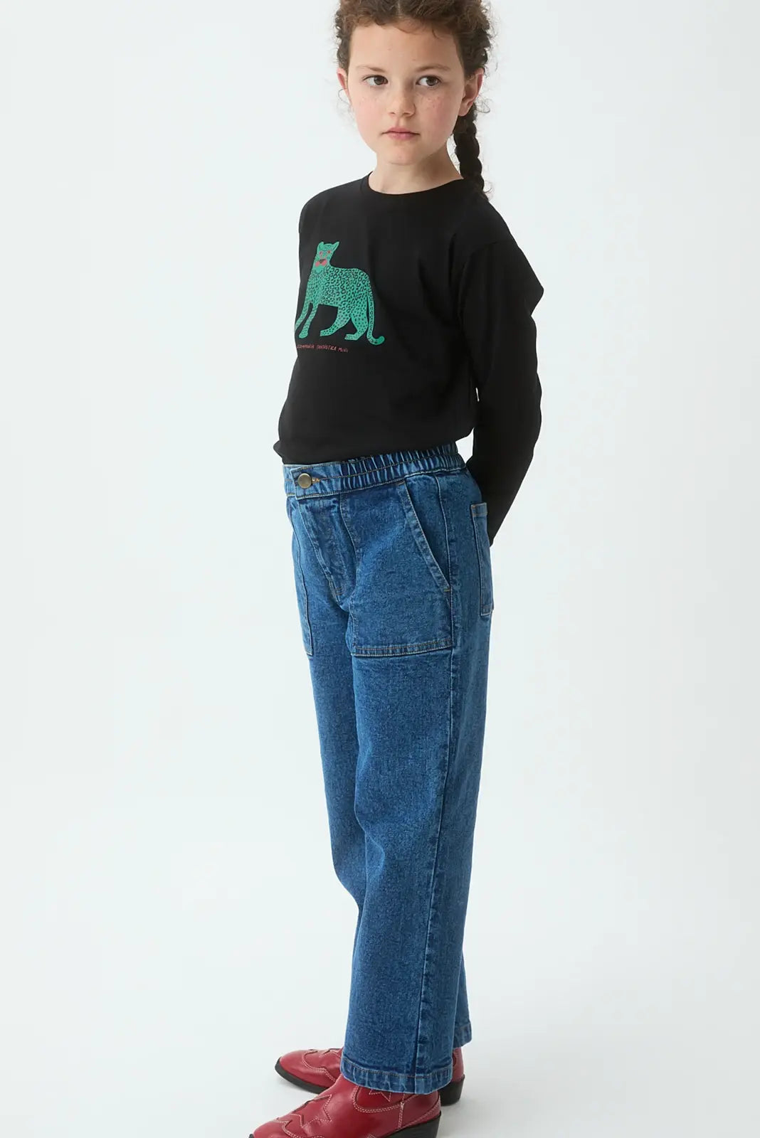 Camiseta negra con diseño gráfico de jaguar