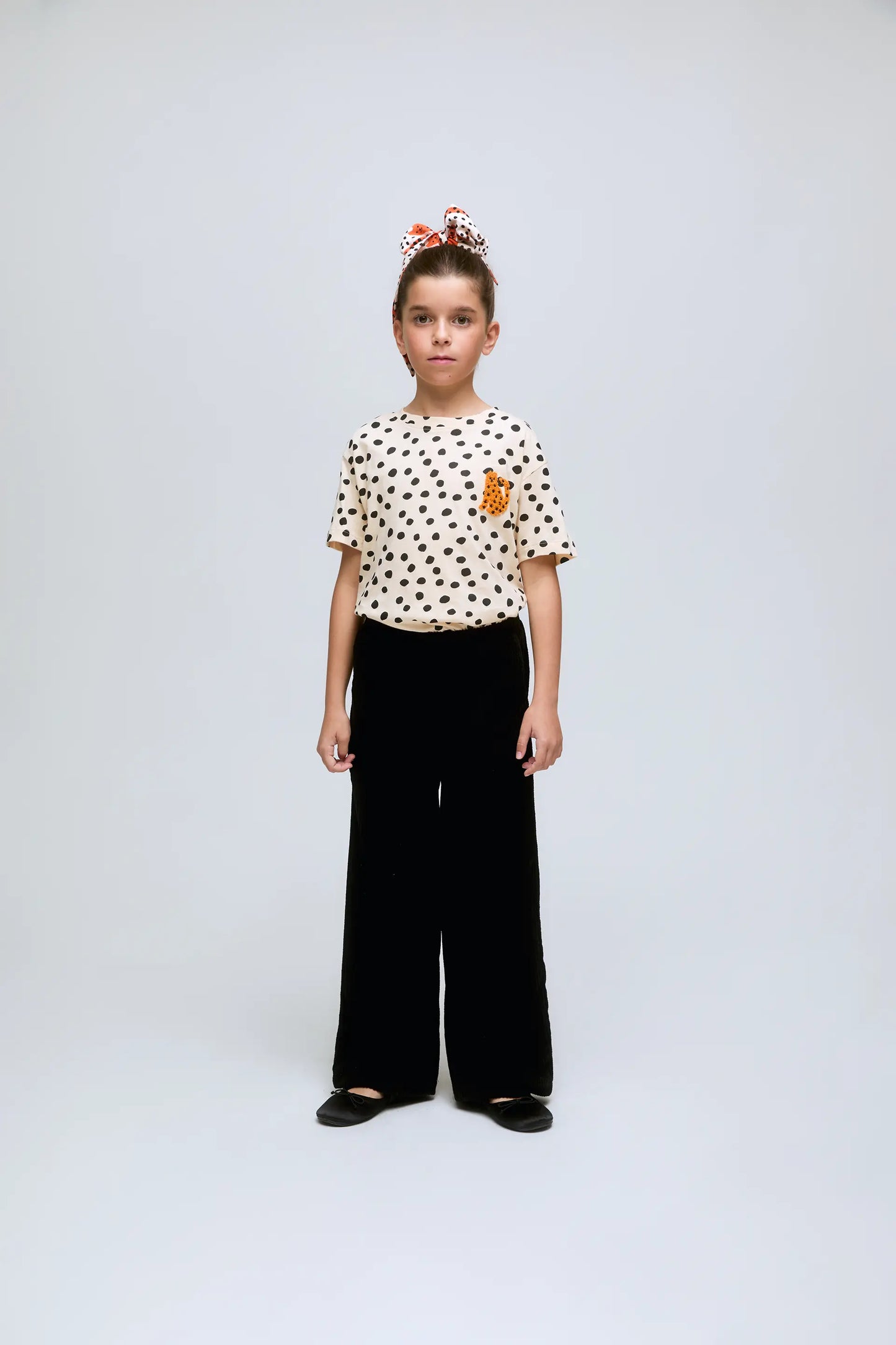 Maglietta da bambina con stampa a pois neri e leopardata