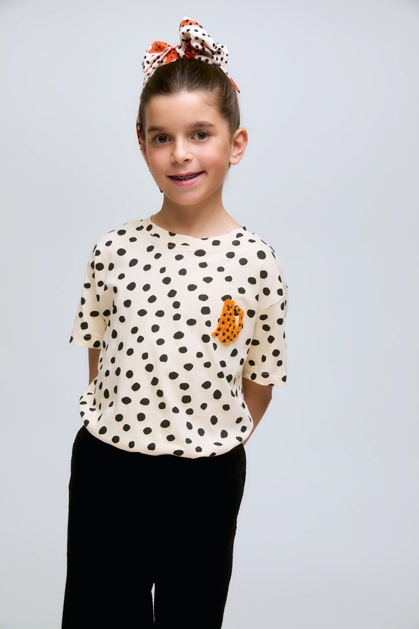 Maglietta da bambina con stampa a pois neri e leopardata