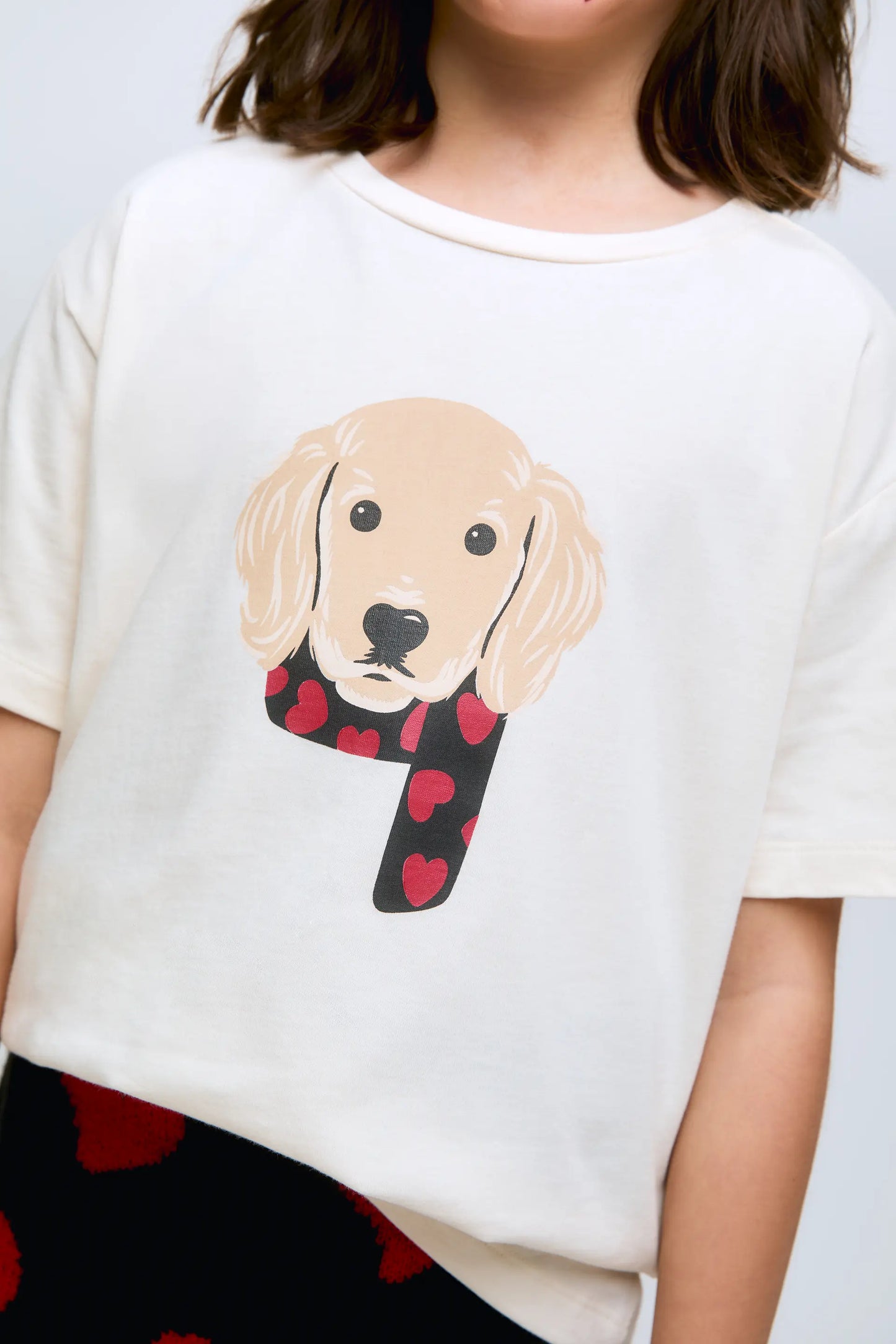 Maglietta da bambina con disegno grafico di un cucciolo