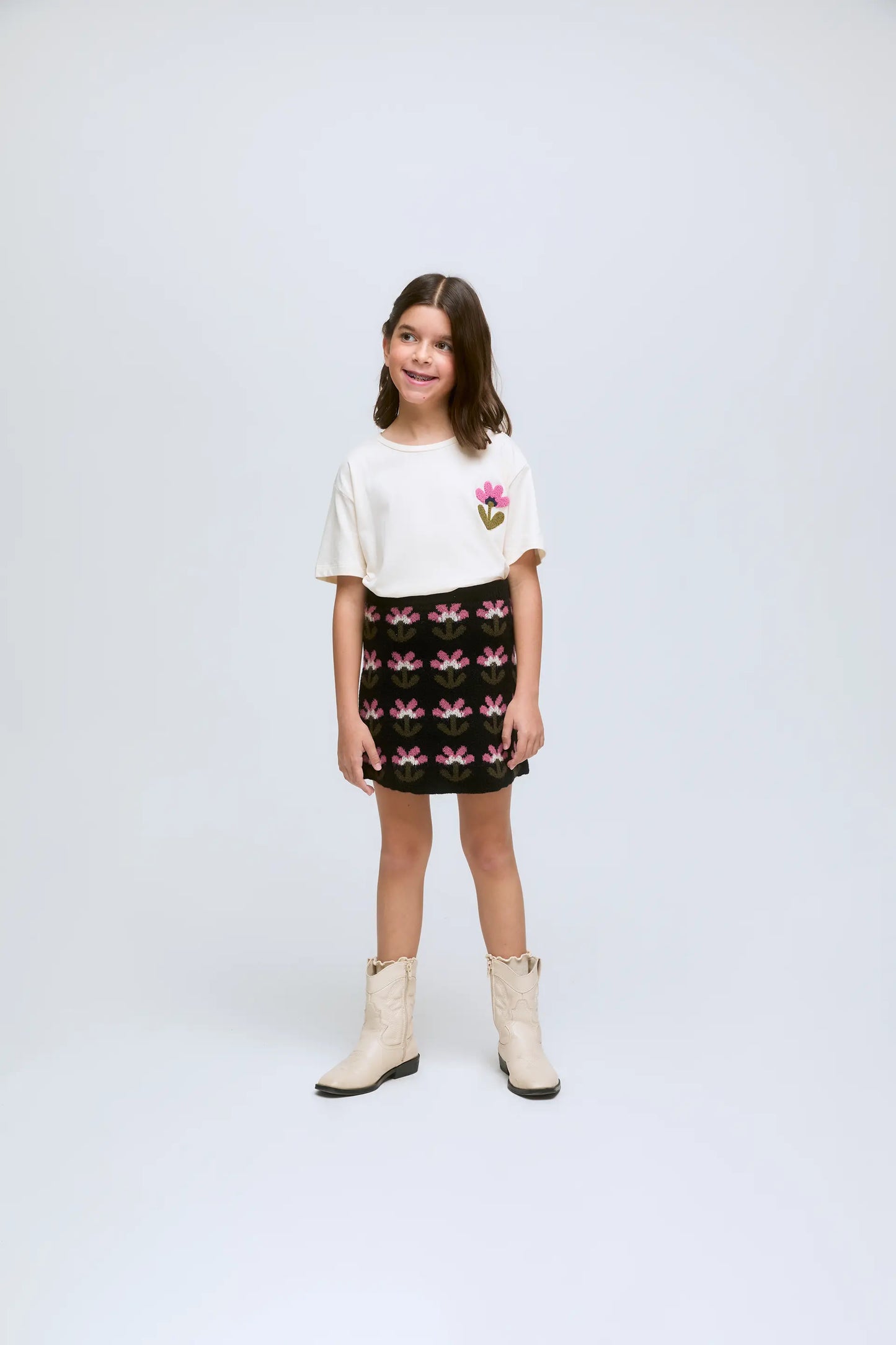 T-shirt da bambina in cotone bianco con dettaglio floreale ricamato