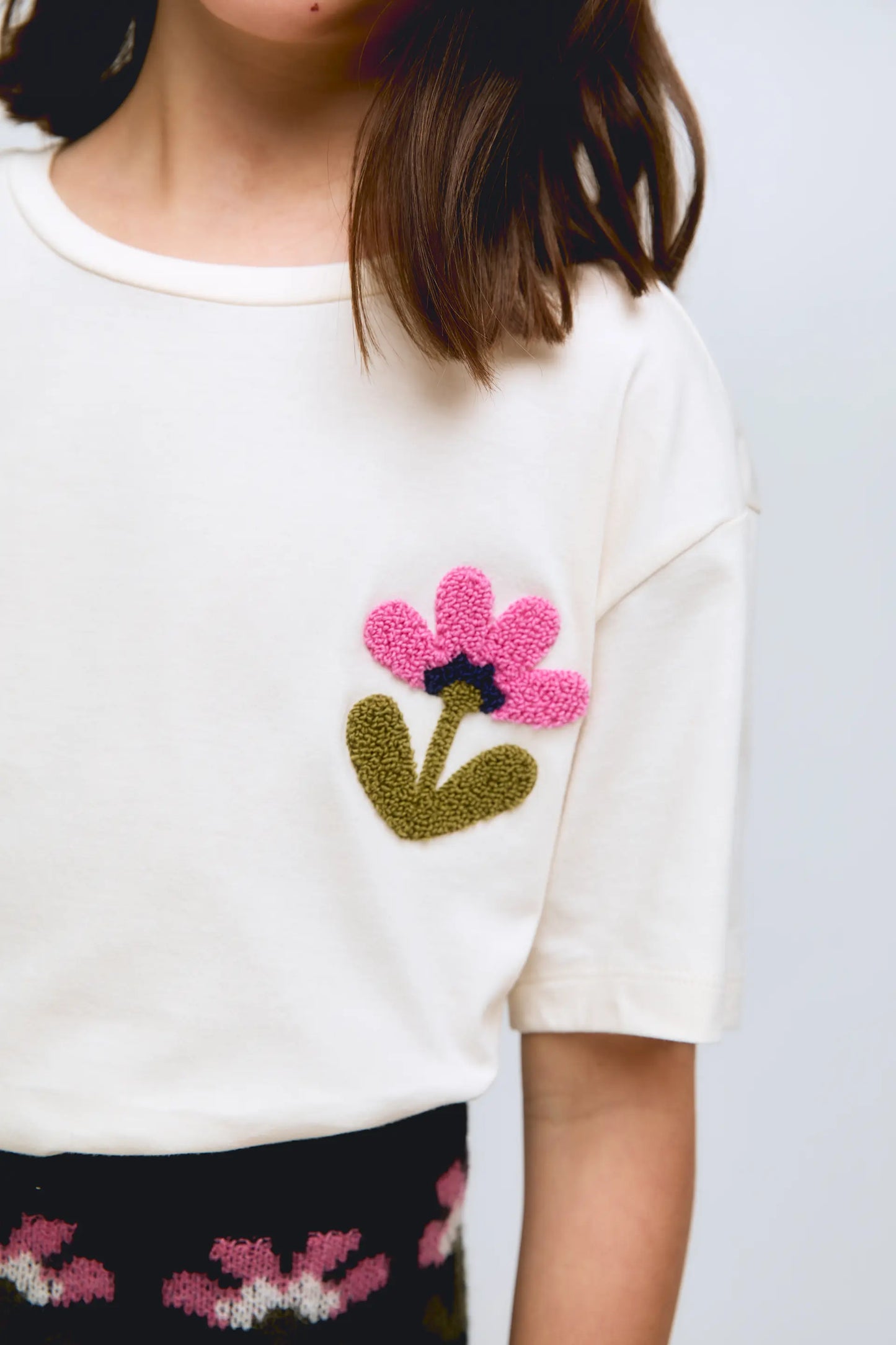 T-shirt da bambina in cotone bianco con dettaglio floreale ricamato