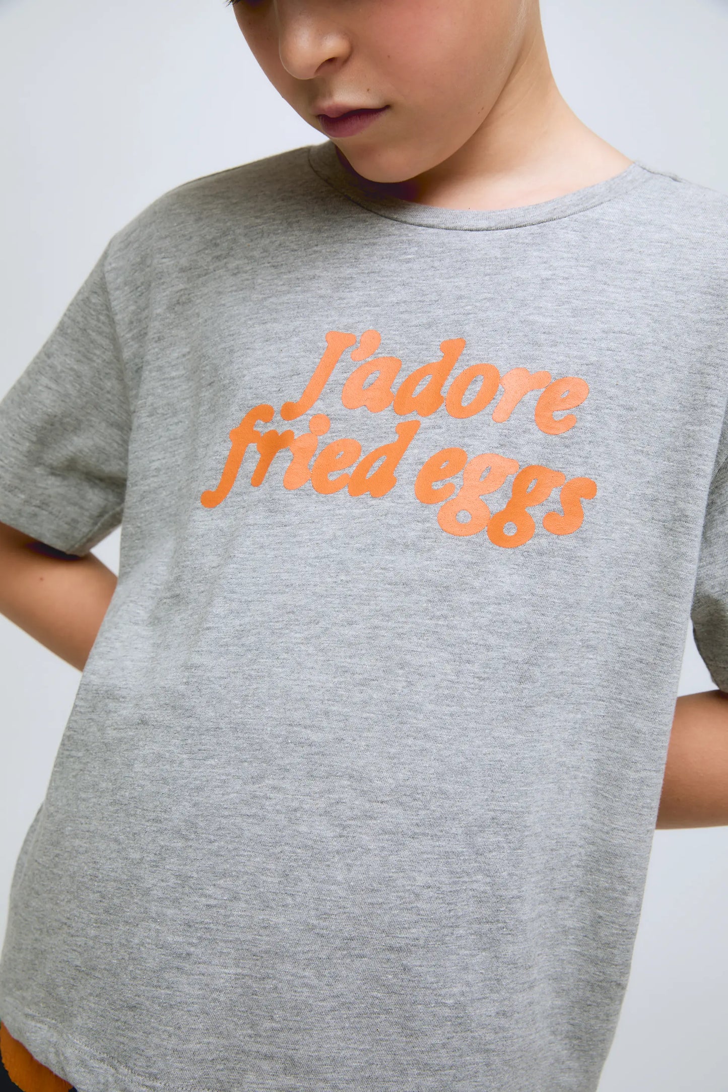 Maglietta a maniche corte da bambina con la scritta "J'adore fried eggs"