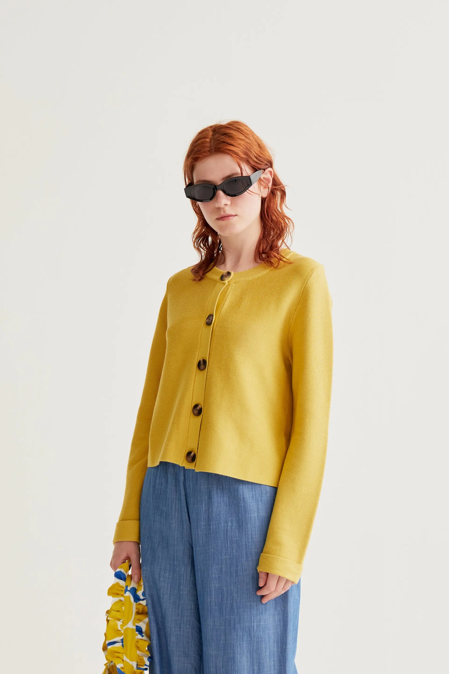 Cárdigan punto amarillo con botones grandes